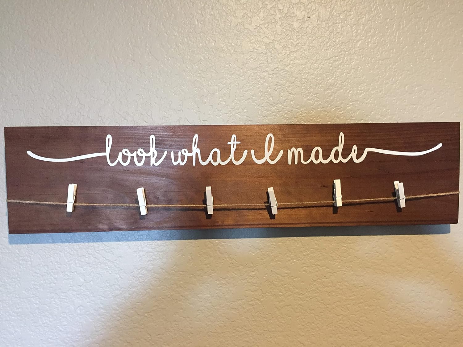 JNFEUI Look What I Made Sign with Clips - 12 Mini Clothespins to Hang Kids Art Wood Used for Hanging Photo Display on Wall in Home Decor Craft Room Bedroom Decor, 5.5 Inch high, 23.5 Wide
