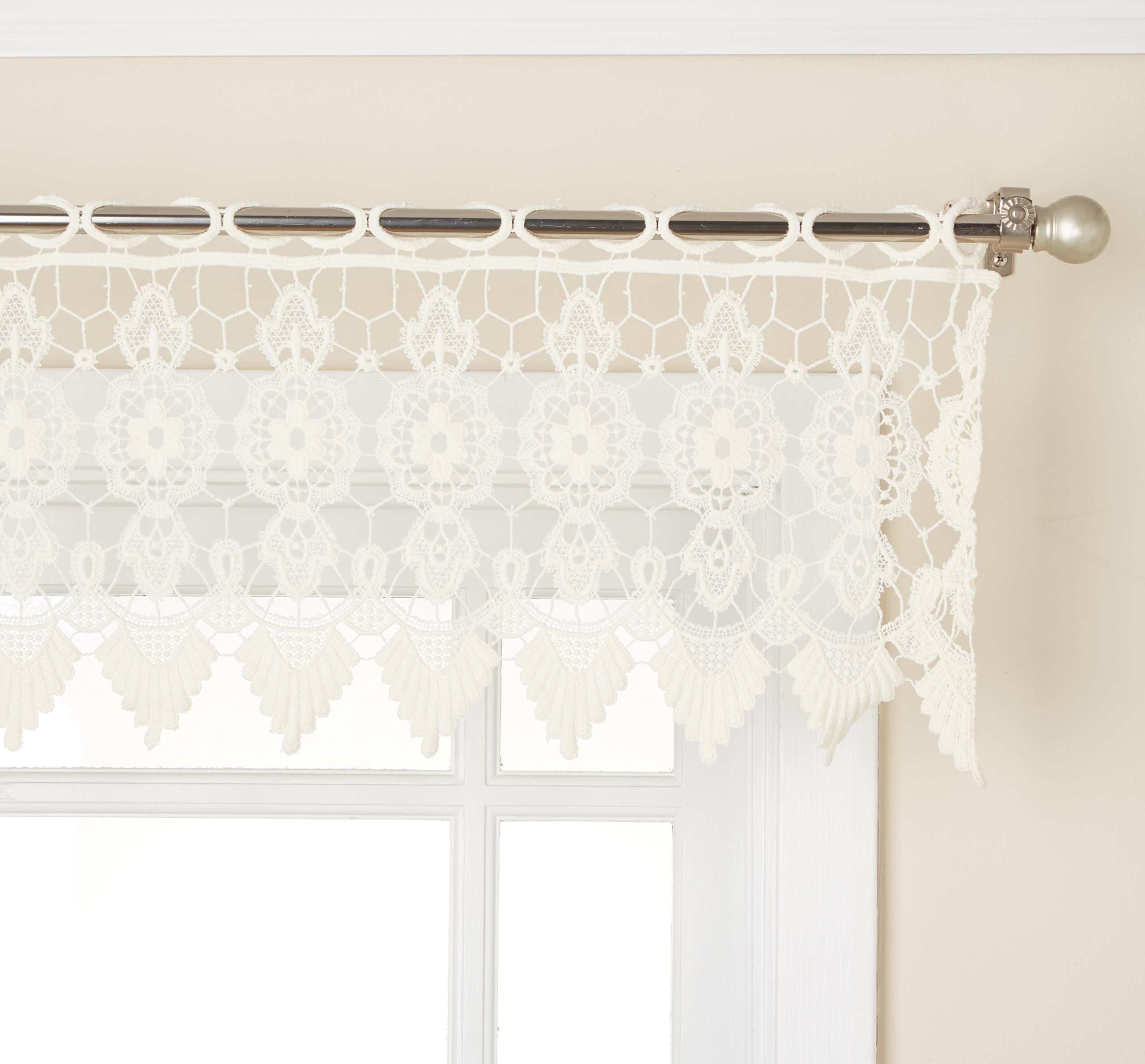 Cortina de ventana tipo valance con diseño de medallón adaptado para regular la luz, tono crudo