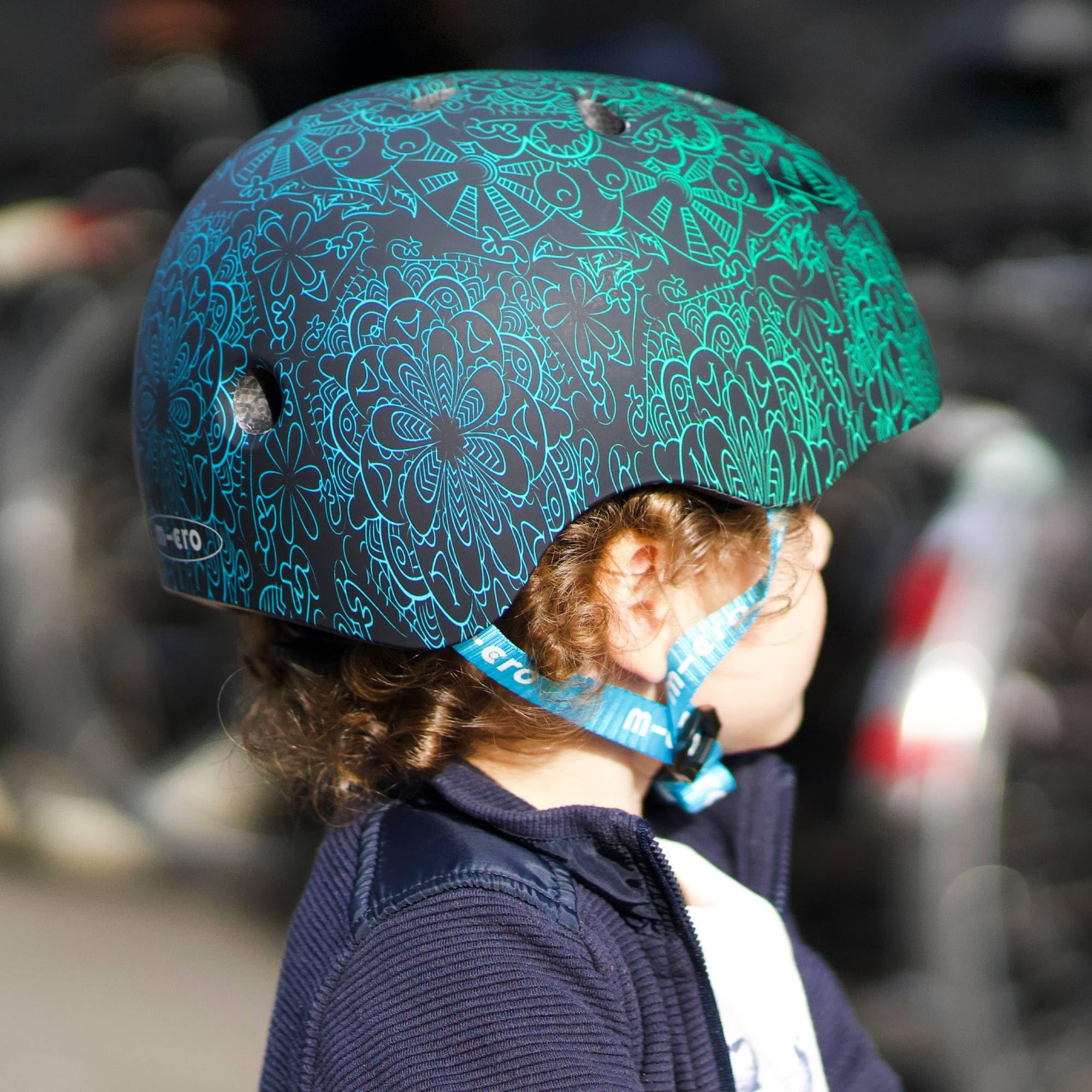 Micro® | Casco Infantil para Patinete o Bicicleta | Luz Trasera de Seguridad 3 Posiciones | Ultraligero 250 Gramos | Cierre Magnético | Niños y Niñas