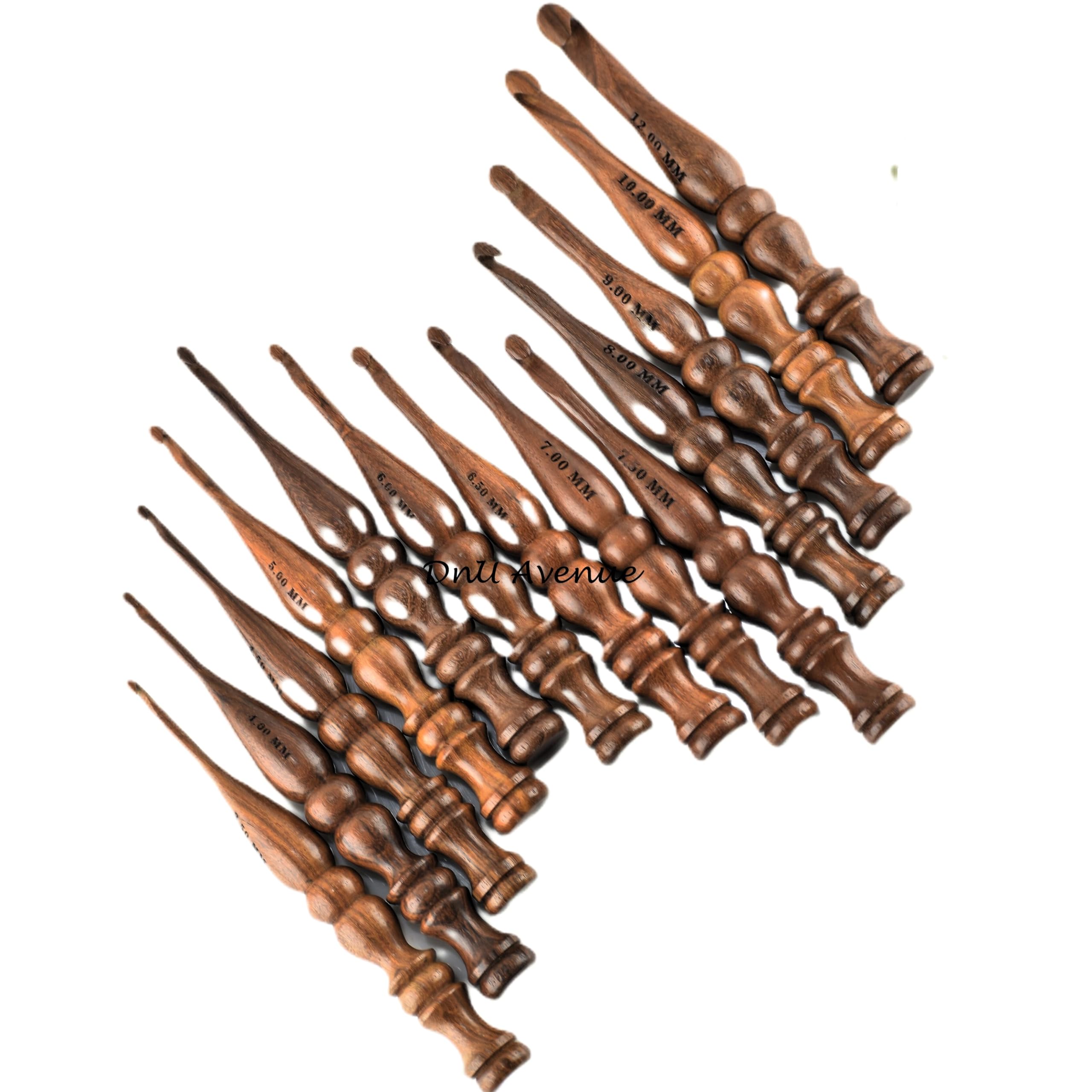 DnU Avenue Drewniane ergonomiczne haczyki do szydełkowania, zestaw 13 haczyków, rozmiar od 3,5 mm do 12 mm, ręcznie robione, do artretycznych rąk, trwałe, lekkie i łatwe w trzymaniu, narzędzia do