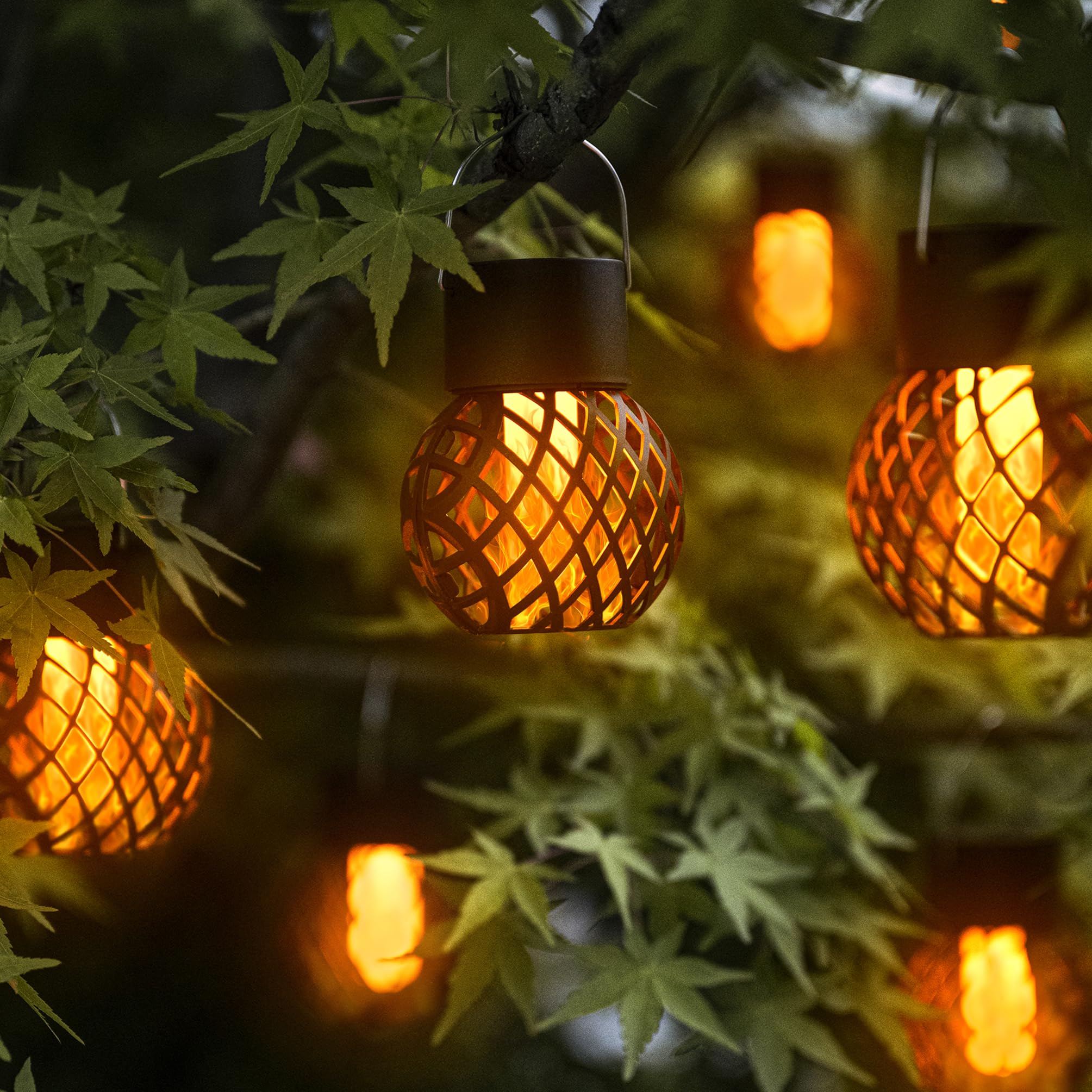 GIGALUMI Paquete de 8 luces solares colgantes de llama parpadeante, luces solares impermeables para jardín, patio, valla, árbol
