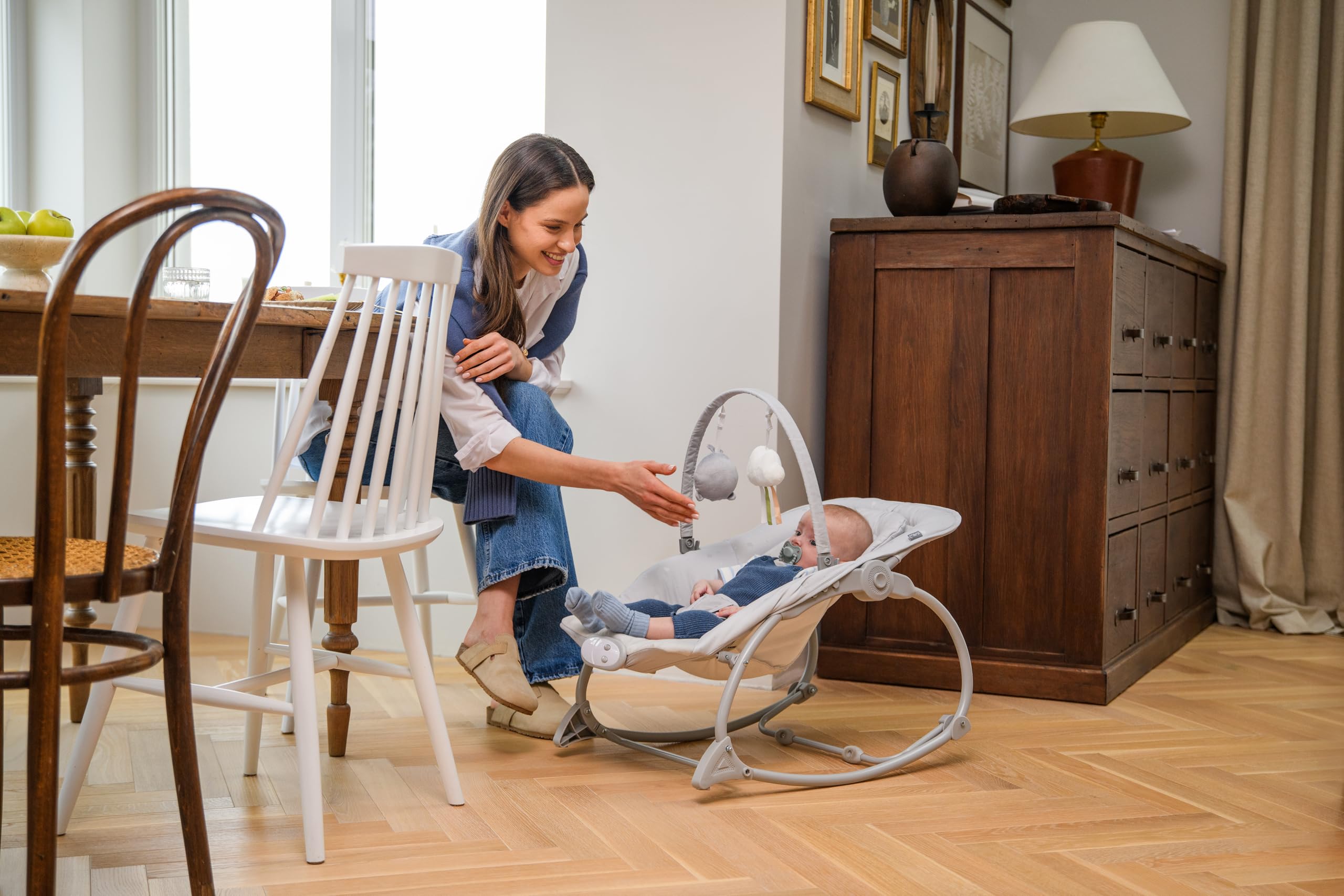 Mecedora MoMi LAPIS para niños hasta 12 kg, a pilas, arnés 3 puntos, barra con 2 juguetes, respaldo 3 posiciones, 8 melodías, control volumen, 3 modos de vibración