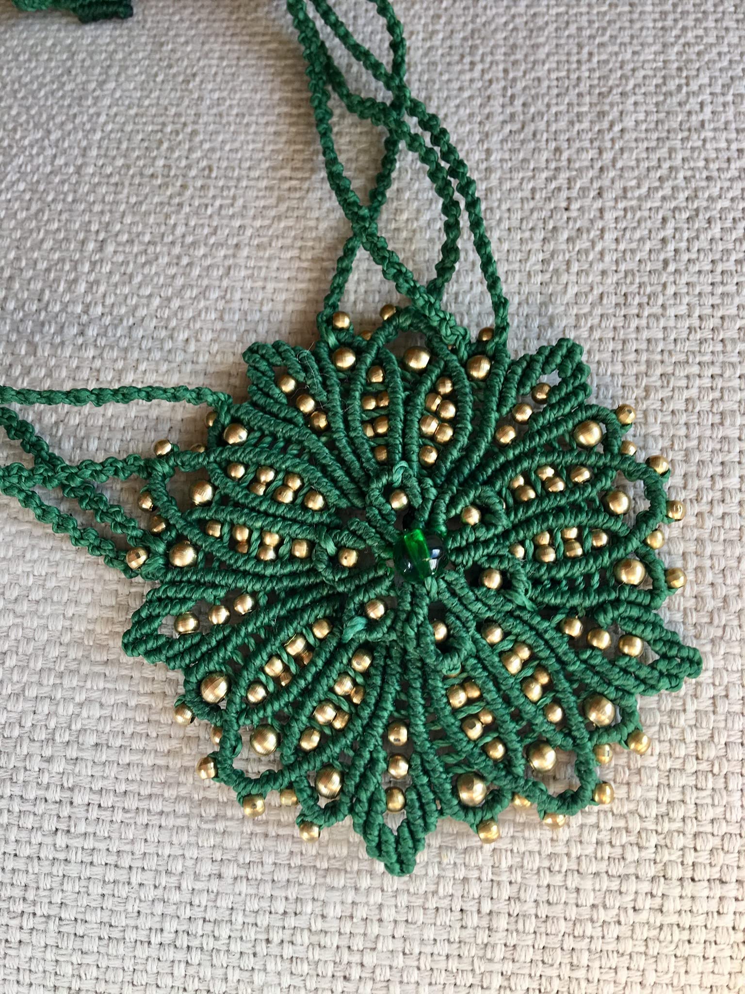 Collar flor macramé verde hecho a mano con hilo encerado y cuentas laton .Cierre ajustable .La flor mide aprox.7,5 cm. de diámetro
