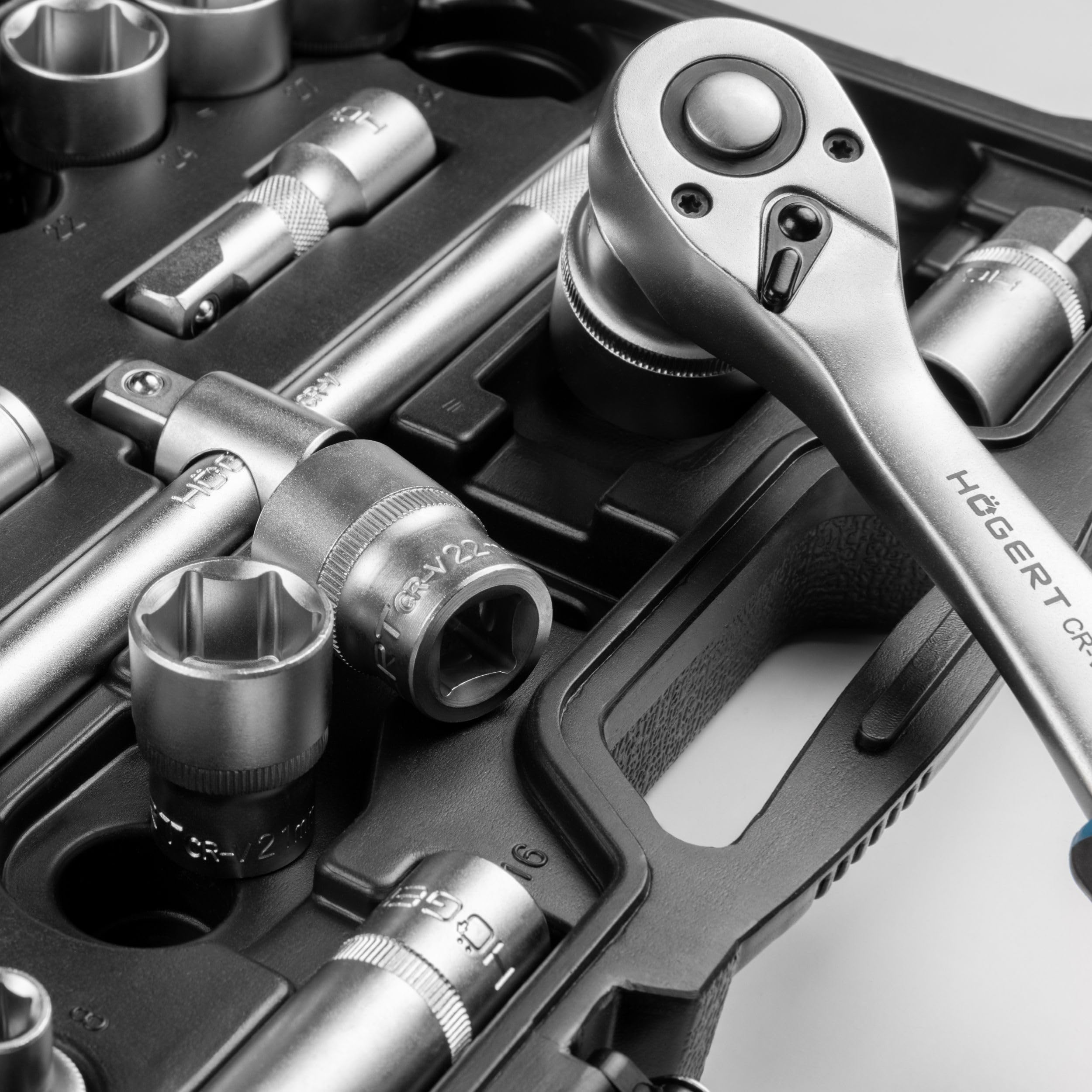 Högert Technik - Set di chiavi a bussola da 24 pezzi da 1/2 pollice con chiave a cricchetto, cricchetto, bussole da 8-32 mm in acciaio CrV in valigetta per officina e garage