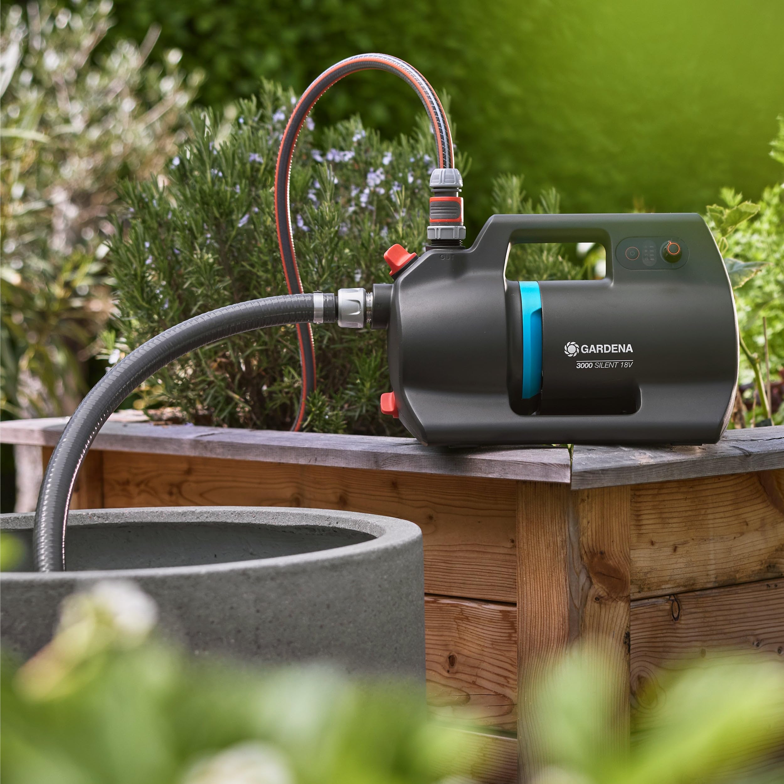 Gardena Akumulatorowa pompa ogrodowa 3000 Silent 18V P4A – zestaw z akumulatorem: Duża moc, Cicha praca, Wodoszczelna obudowa odporna na promieniowanie UV (14610-20)