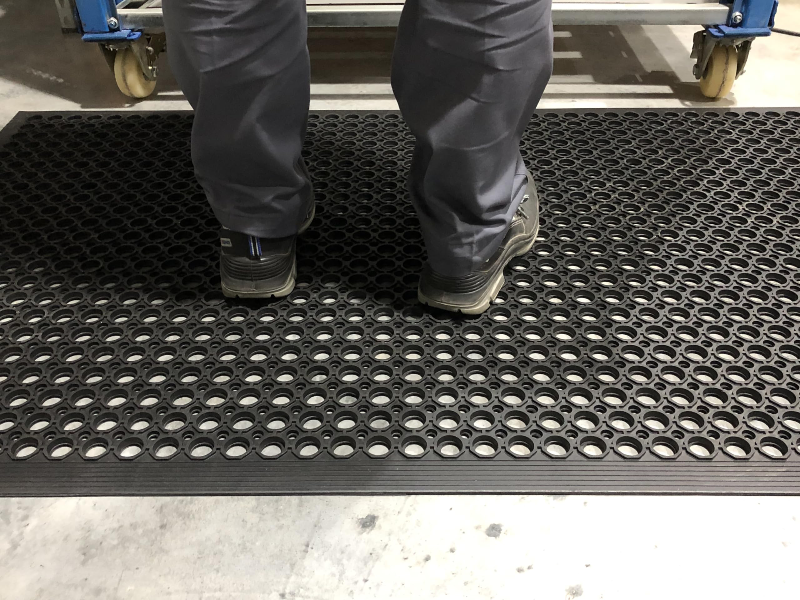 Work Rub | Profi Ringgummimatte | Anti-Ermüdungsmatte | Arbeitsplatzmatte gelocht mit umlaufenden Anlaufschrägen | 100% Naturkautschuk | 15mm hoch | 90cm x 150cm