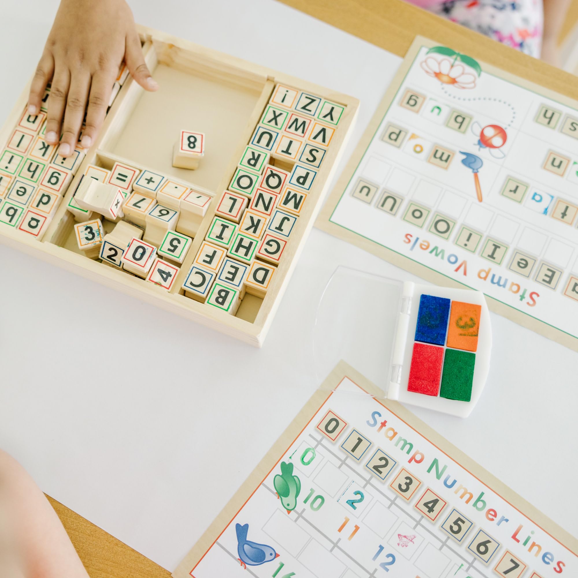 Melissa & Doug - Zahlen und Buchstaben Stempelset mit 71 Holzstempeln, Stempelkissen und Übungsblock, Für Kinder ab 4 Jahren