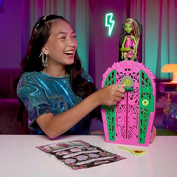 MONSTER HIGH MYSTERIOUS FRIENDS™ VENUS MCFLYTRAP Baby Monster High Mysterious Friends Mysterious Garden play set, Venus McFlytrap doll, more than 19 surprise HYT75