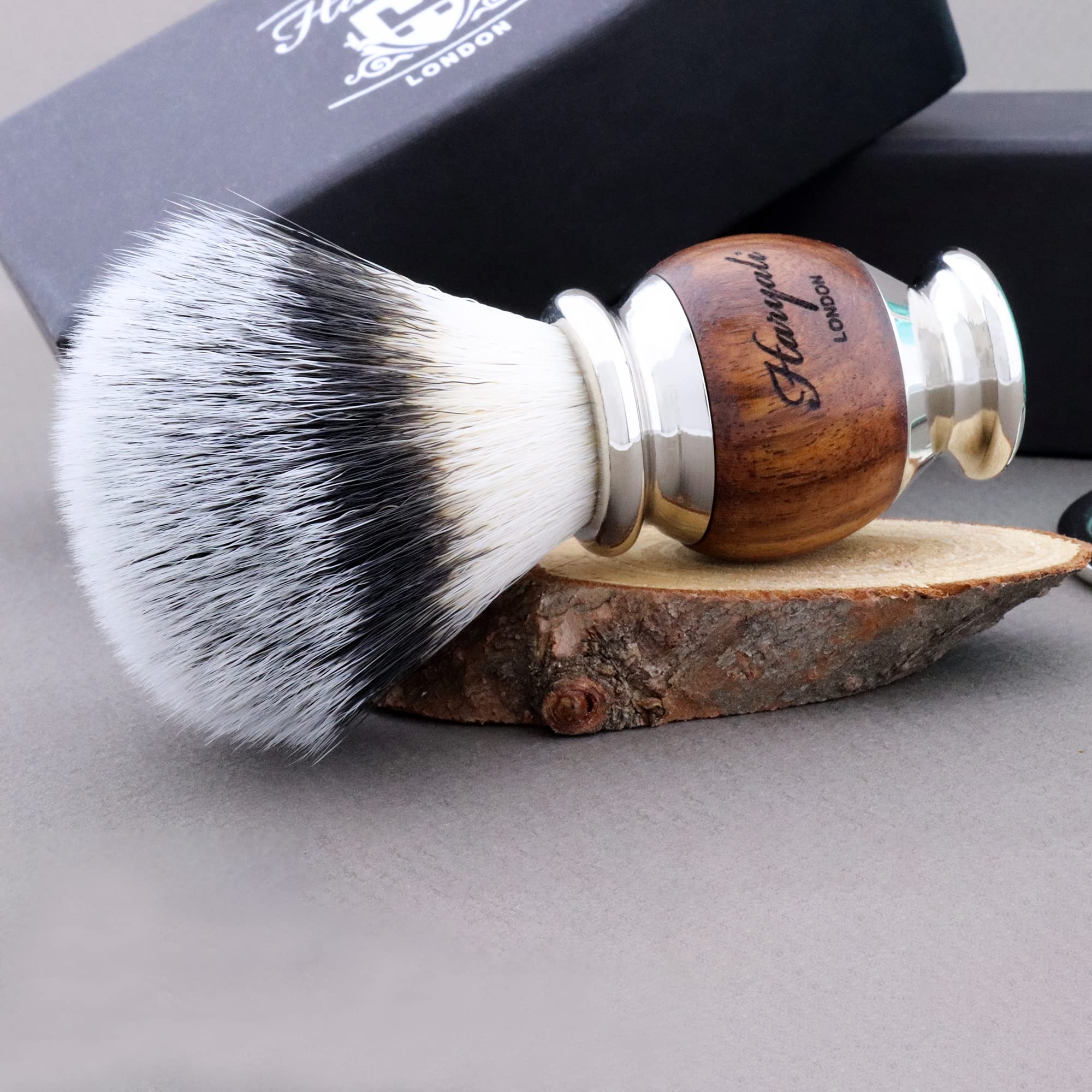 Haryali London Set di pennelli da barba sostenibili, pennelli da barba in legno e acciaio inox, pennello da barba sintetico, supporto per rasoio in acciaio inox, supporto per pennello da barba