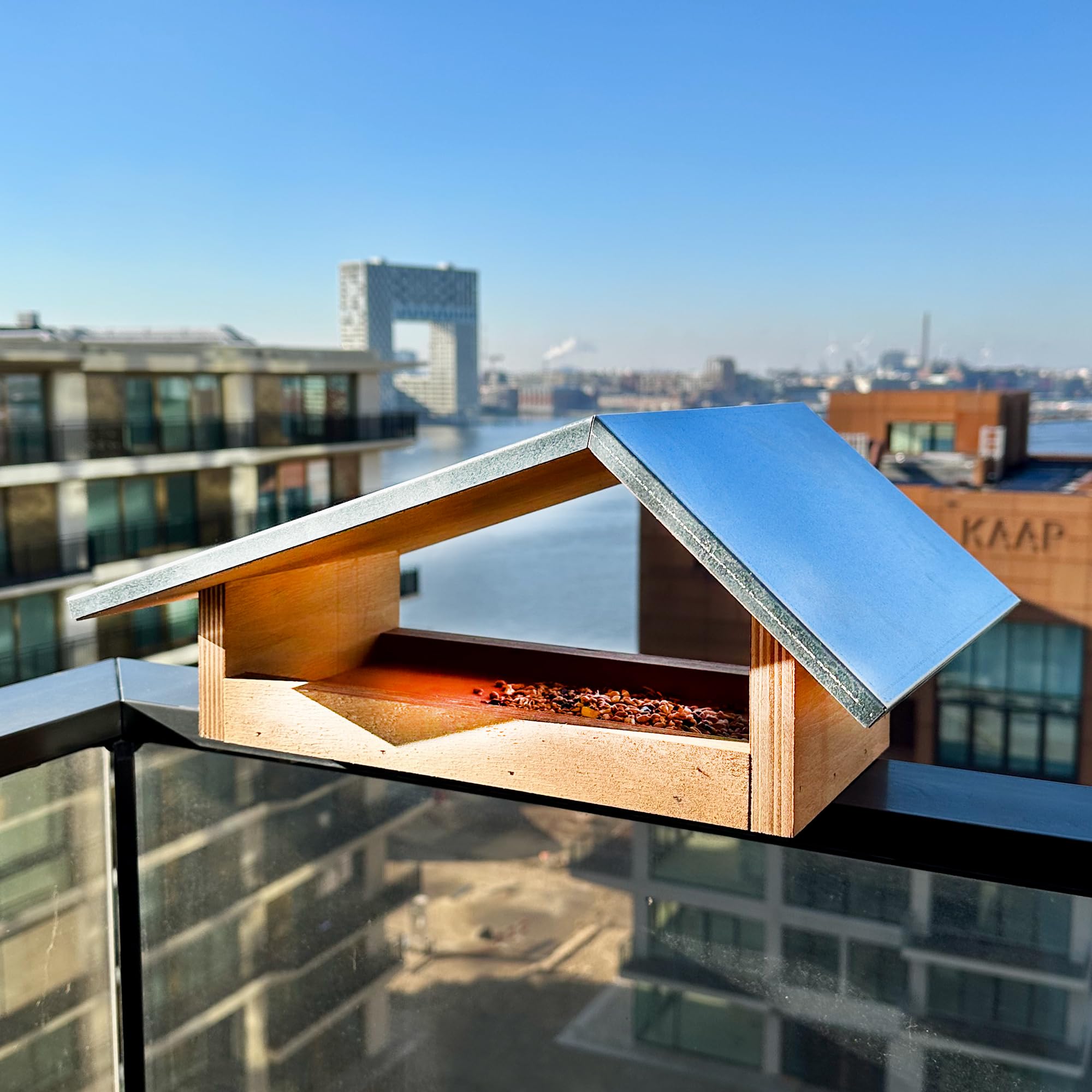 GARTENETAGE Balkon-Futterstelle aus wetterfestem Naturholz, Metalldach, einfache Montage, robuste Befestigung – Ideales Vogelhaus für den Balkon, modernes Design, exklusiv