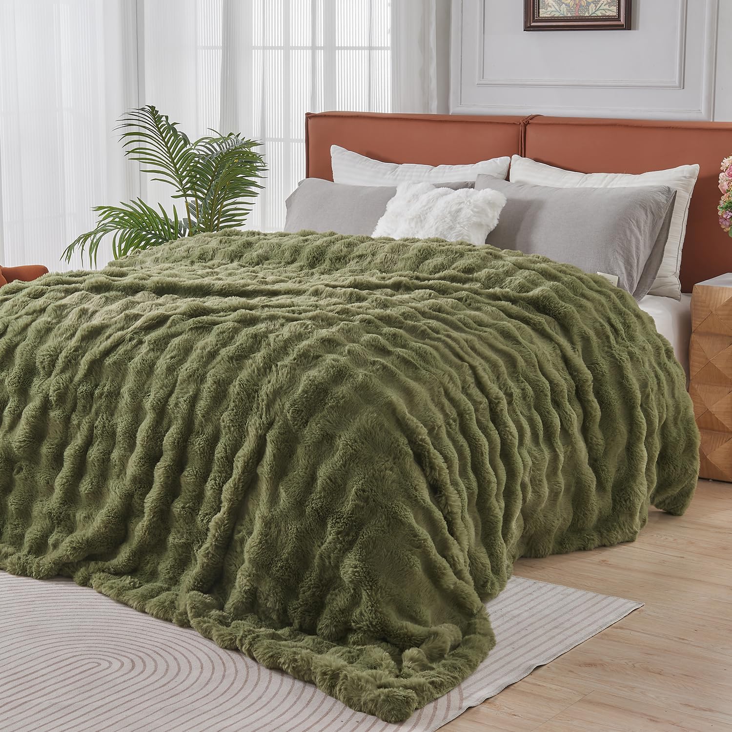 Lotus Karen Faux Fur Throw Blanket Dark Green - 800 GSM Bubble Rabbit Fluff Blanket for Couch Bed Sofa,Softest Fluffy Fuzzy Cozy Blanket,Thick Furry
