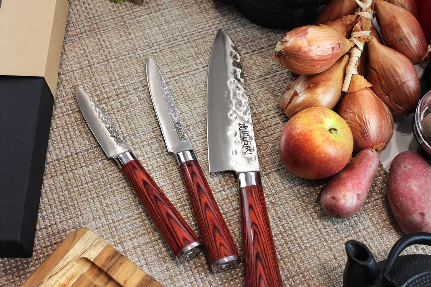 Wusaki - Coffret 3 couteaux de cuisine Pakka lames martelées acier inoxydable allemand X50 bois Pakkawood Santoku + Universel + Office vendu en coffret cadeau