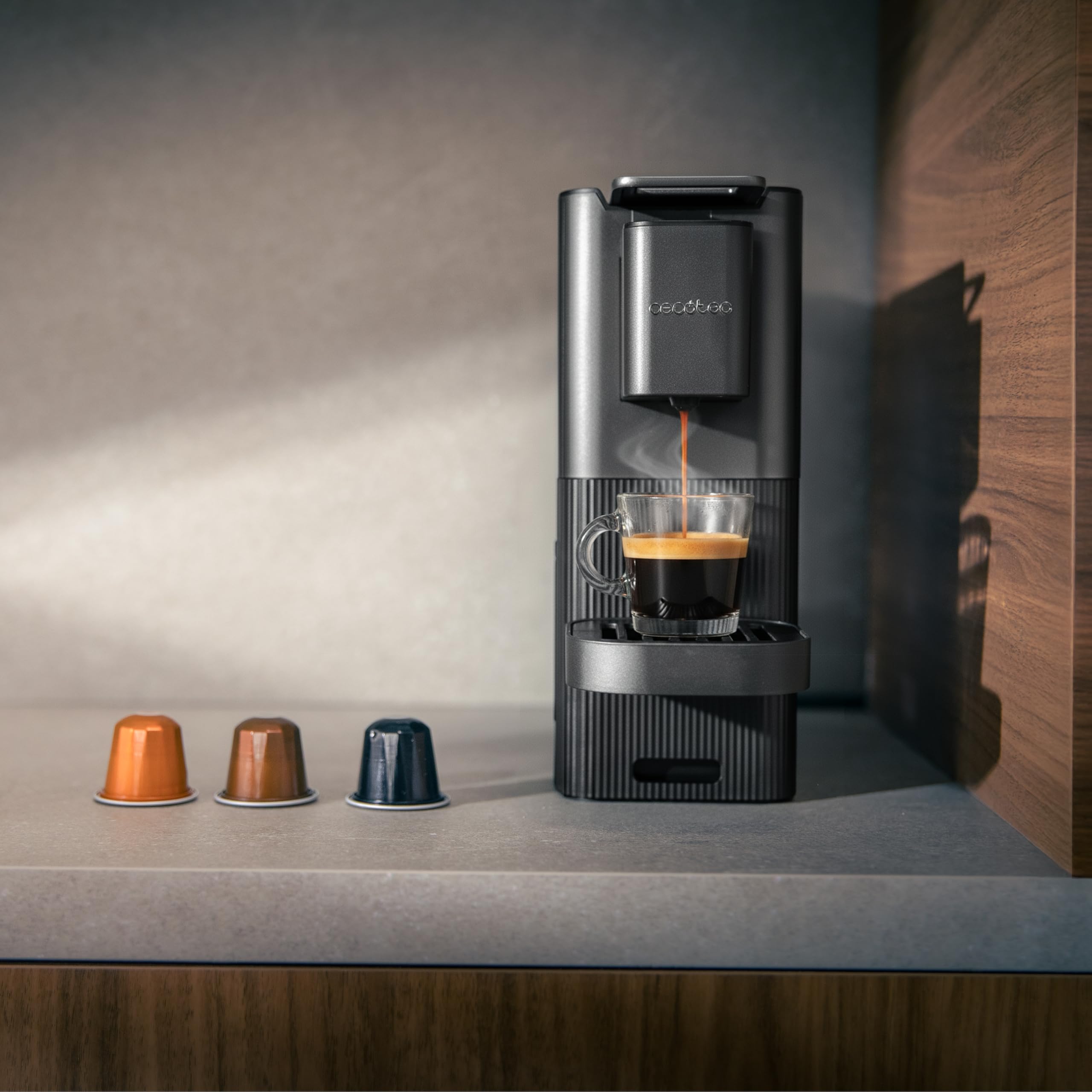 Cecotec Macchina Caffè Capsule Power Caps 20+. Descaling Tablets 1400W, 20Bar, Compatibile Capsule Nespresso, Serbatoio Acqua 700ml, Thermoblock, Antiscivolo, Altezza Regolabile, Facile Pulizia