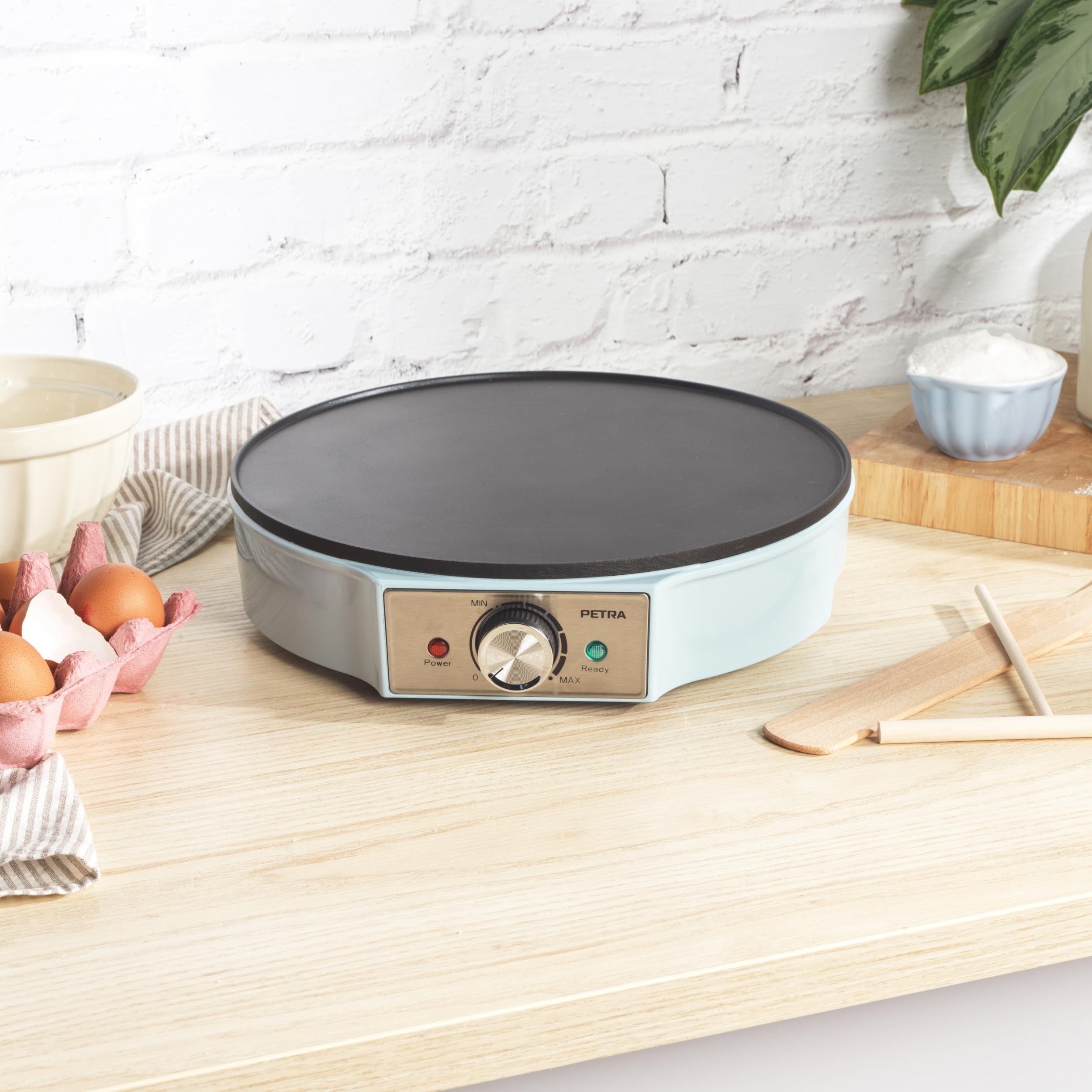 Petra Crêpière Électrique 1200W, Machine à Crêpes avec Plaque Antiadhésive 30cm, Grande Plaque Chauffante avec Température Réglable, Accessoires en Bois Inclus, Garantie 3 Ans