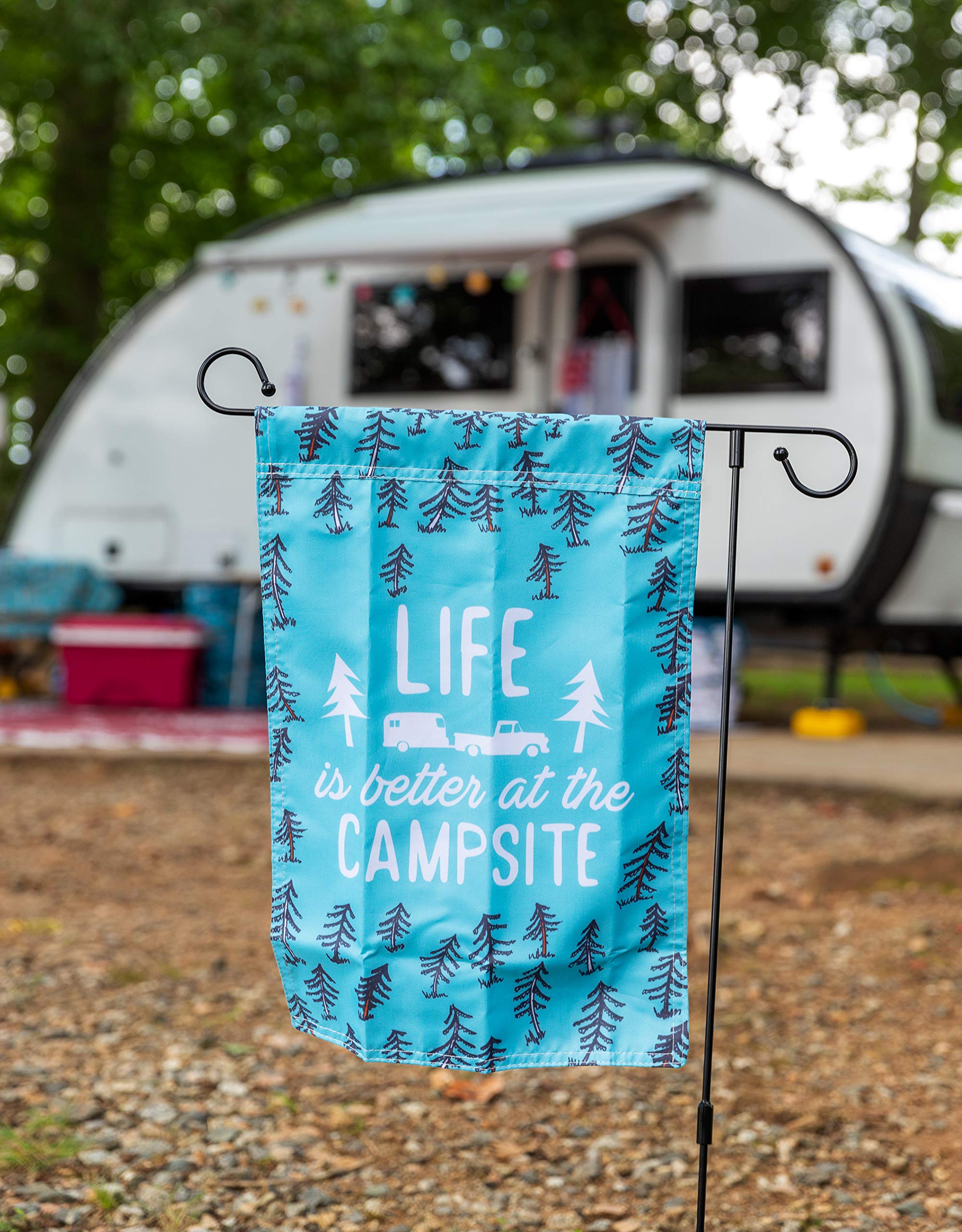 Camco 53308 Life is Better at The Campsite Gartenflagge, 30,5 x 45,7 cm – der perfekte Gruß für Ihren Hof oder Campingplatz – verfügt über EIN Wohnmobil-Skizzen-Design.