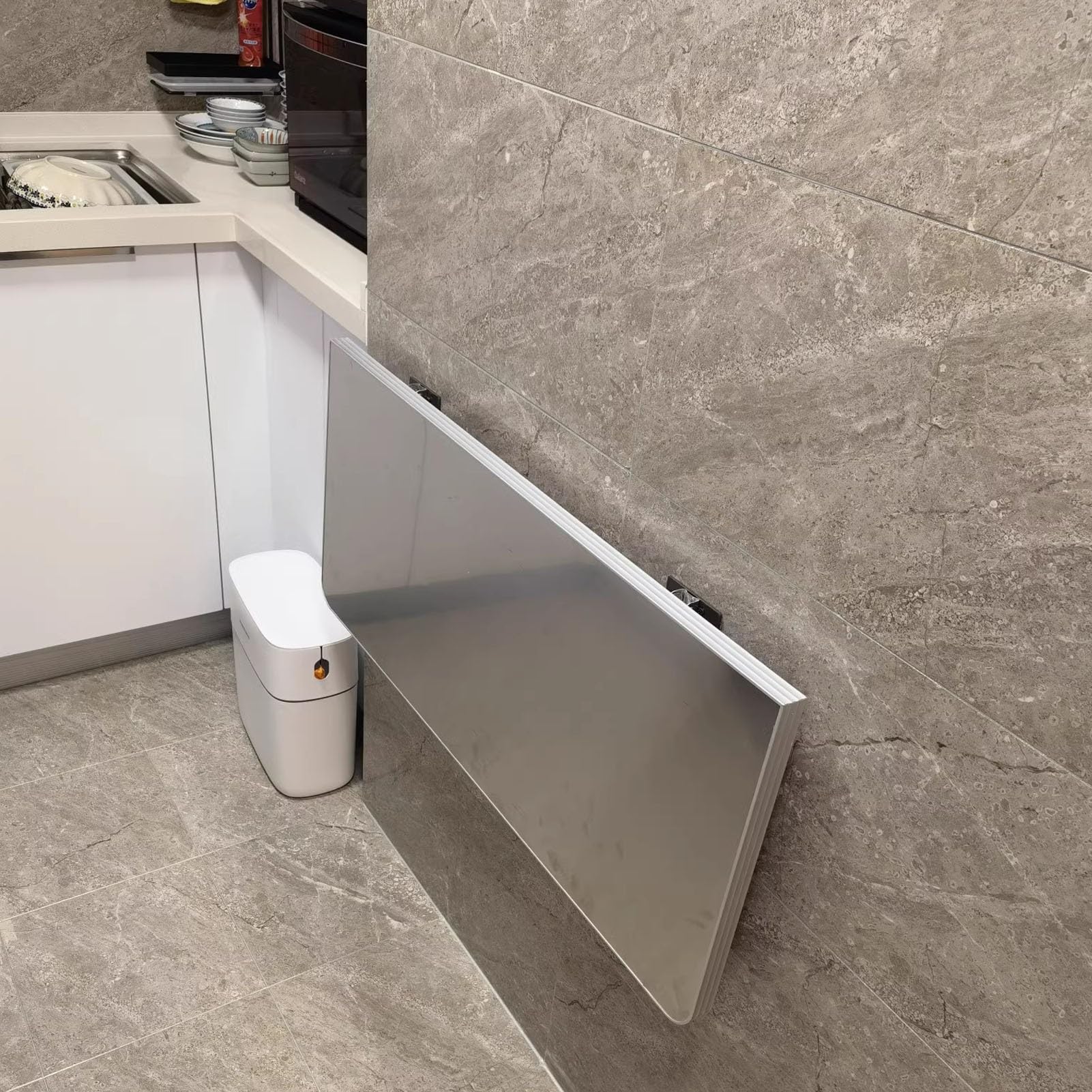 Bureau à abattant gain de place pour aménager un petit studio