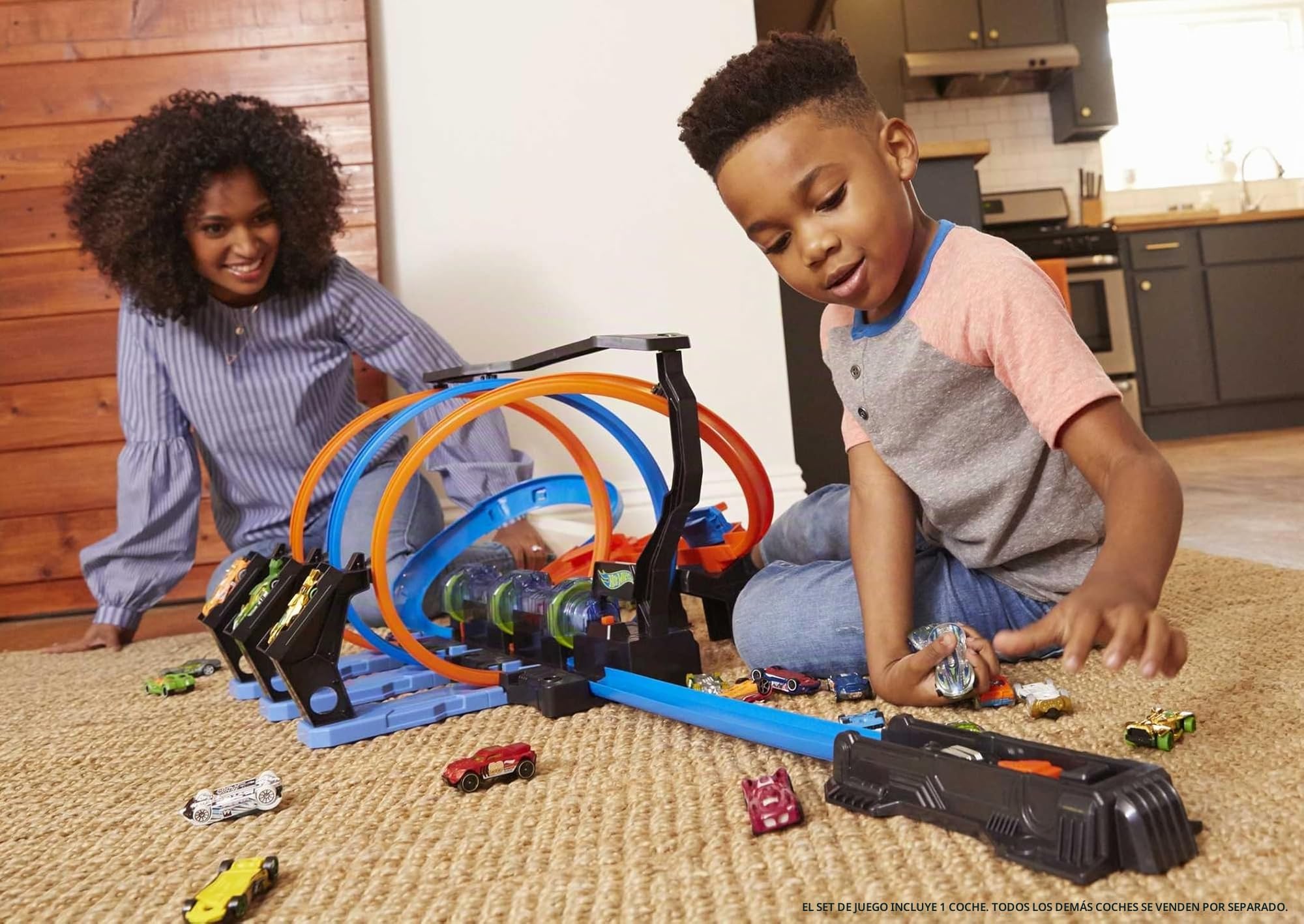 Hot Wheels Triple Looping, 3 zonas de choque y 3 propulsores, pista de coches de juguete forma de tirabuzón, FTB65