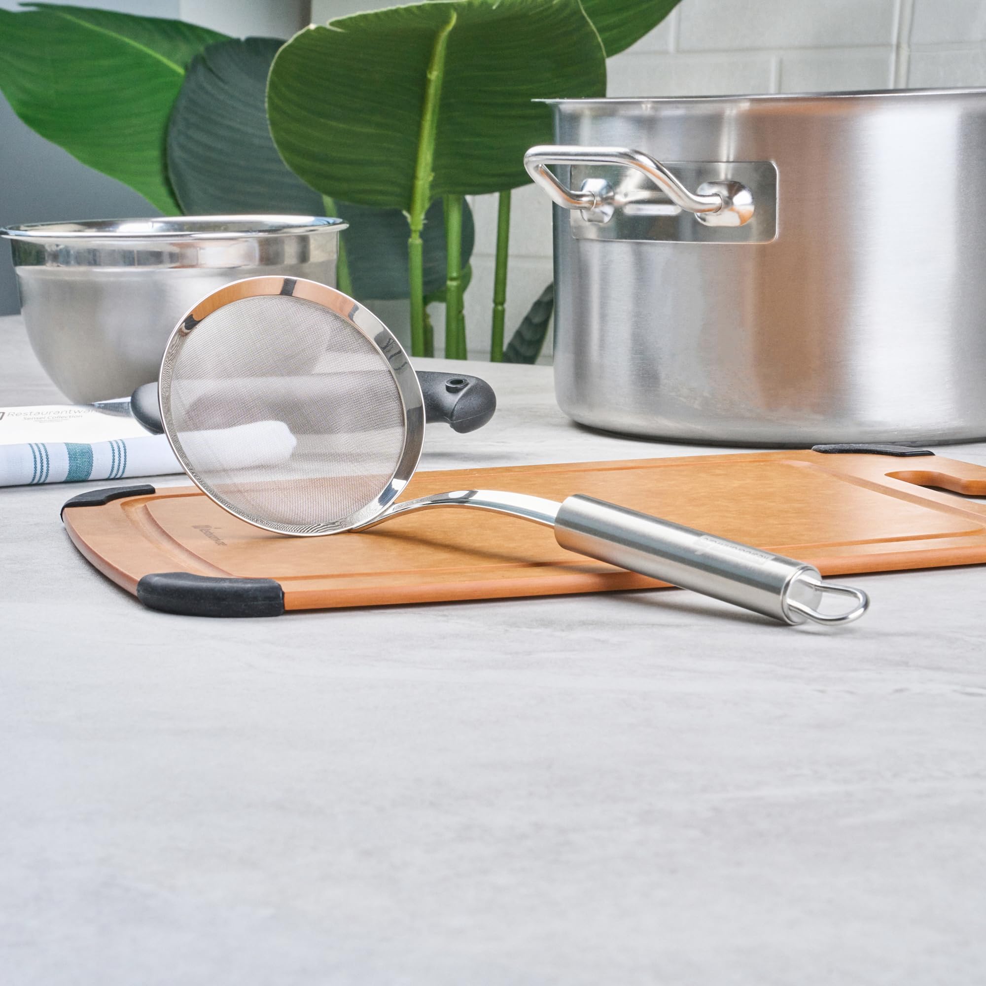 Restaurantware - Tamiz de malla estándar alemán de 3.9 pulgadas, 1 colador de malla fina con asa, tamiz ultra duradero, apto para lavavajillas, colador de alimentos de acero inoxidable, para arroz,