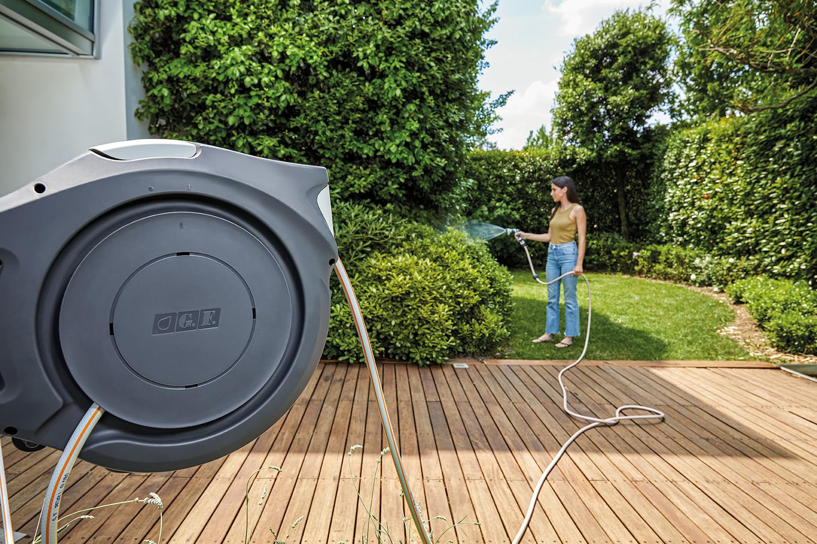 G.F. SRL, REWALL Globo Avvolgitubo Automatico a Parete per l'Irrigazione del Giardino, con 30 Metri di Tubo, Orientabile 180°, con Pistola Irrigazione 8 getti, Prodotto nel Regno Unito, Grigio Scuro