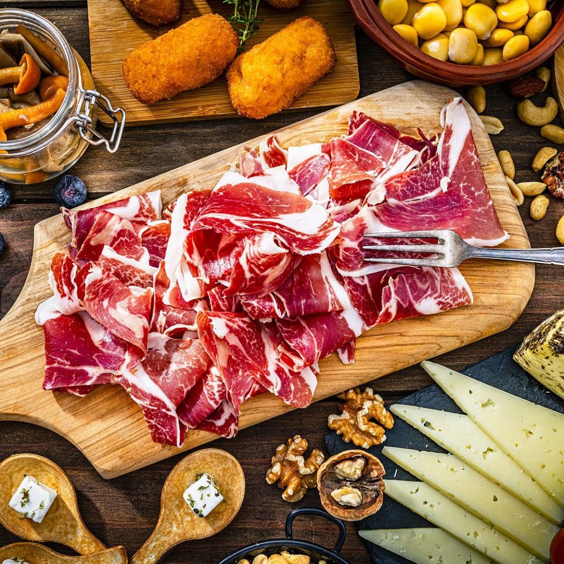 LalolaGourmet – Lote de Paleta Serrana Gran Reserva (5.5/6 kg)+ Jamonero Gondola + Cuchillo Jamonero - Paletilla de Jamón Serrano - Pata Delantera - Natural 100%, Sin Gluten y Baja en Sal