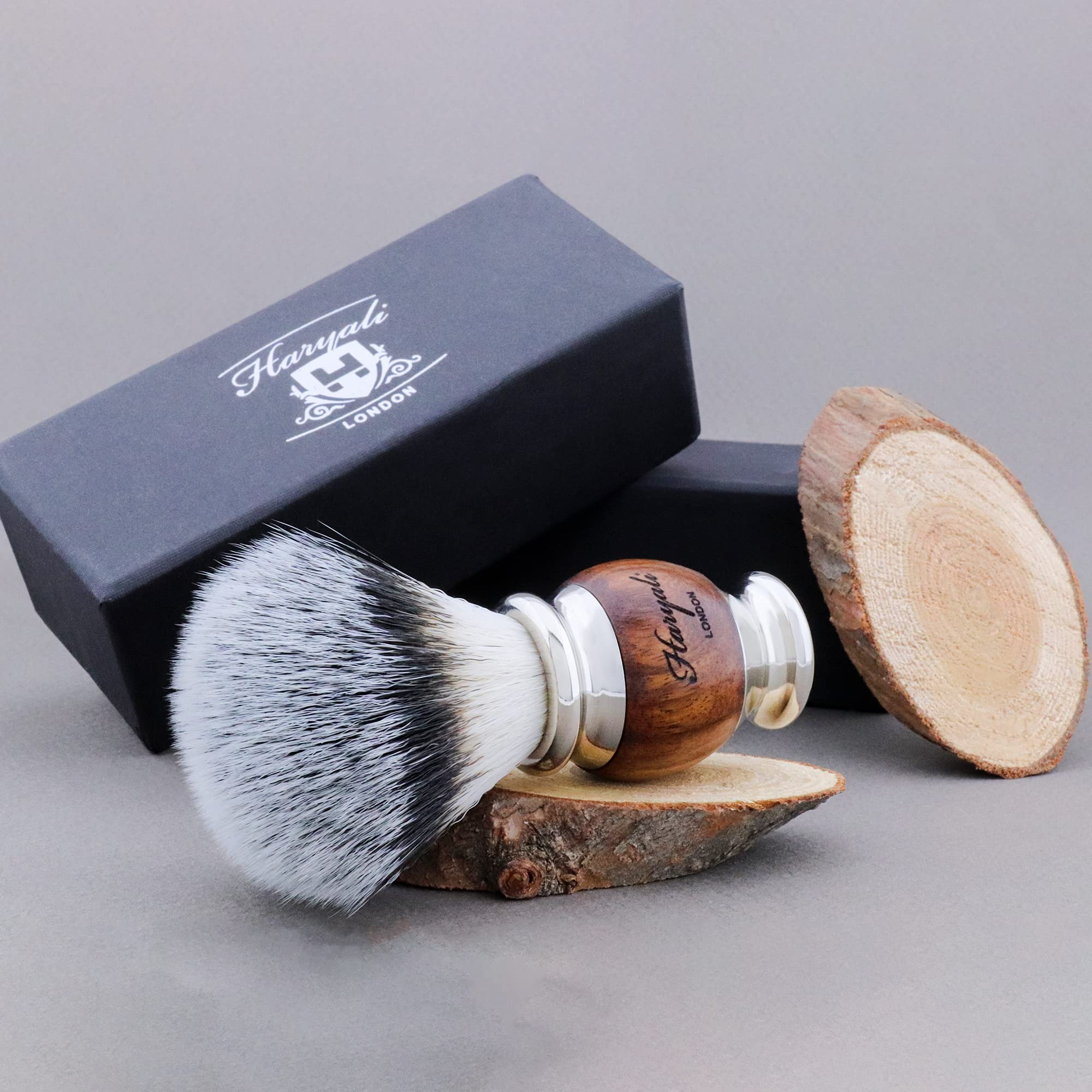 Haryali London Set di pennelli da barba sostenibili, pennelli da barba in legno e acciaio inox, pennello da barba sintetico, supporto per rasoio in acciaio inox, supporto per pennello da barba