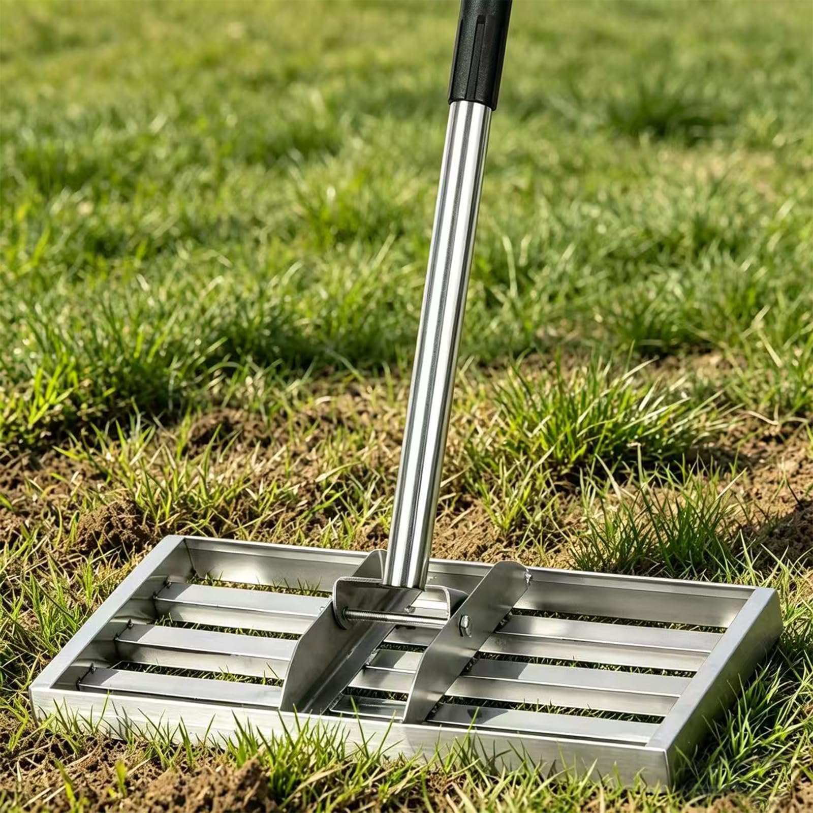 Rastrillo nivelador de césped de 17 x 10 pulgadas, nivelador de césped de acero inoxidable con mango largo de 76 pulgadas. Herramienta niveladora de suelo resistente para extender arena