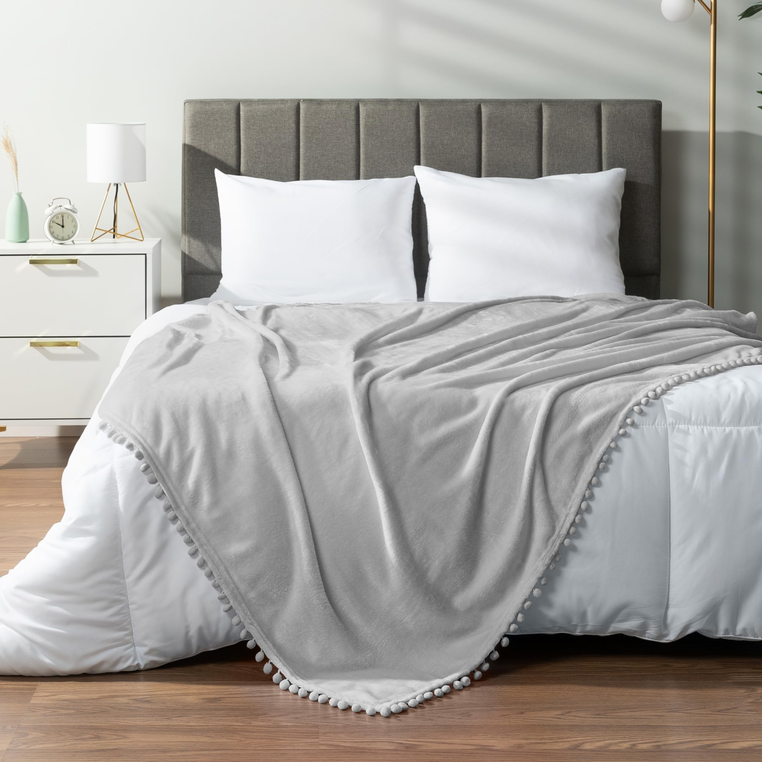 Amazon｜PAVILIA ライトグレー スローブランケット ポンポン付き