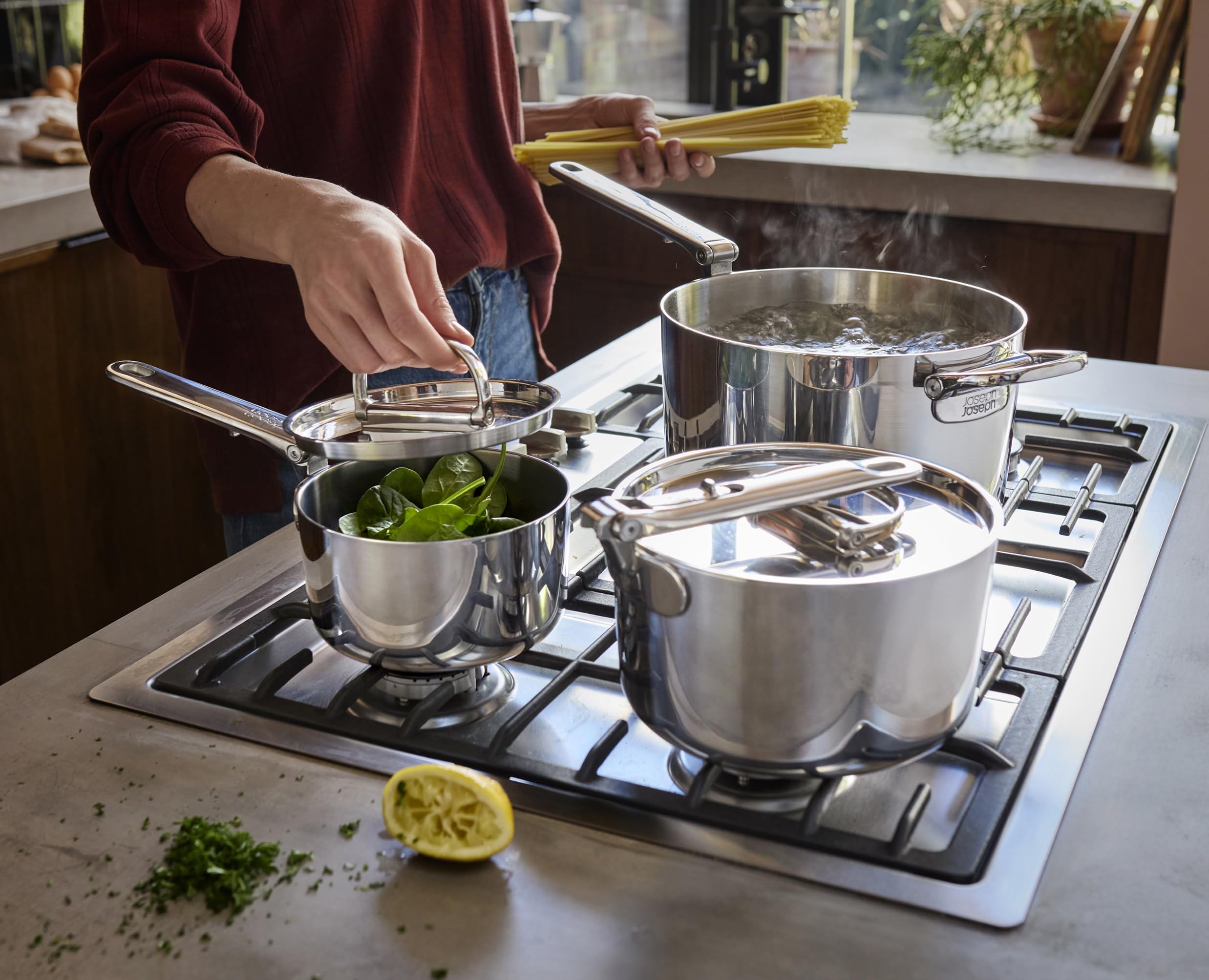 Joseph Joseph Space Steel 3-teiliges Edelstahl Kochtopf Set mit Klappgriffen, 3-lagige Induktionstöpfe, Platzsparend Stapelbar