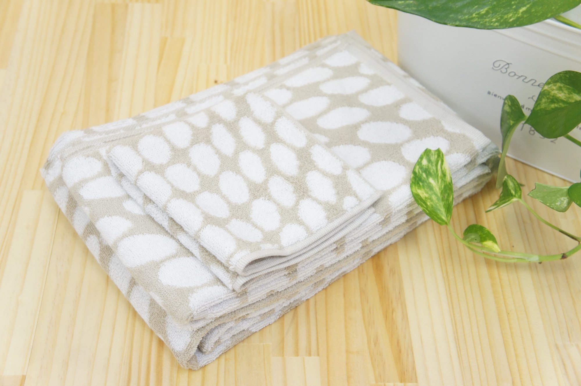 今治タオル フェイスタオル 日本製 バブル ポップ 水玉 ベージ バスタオル 今治「ポップカラー」バスタオル \u2013 バスグッズ専門店公式