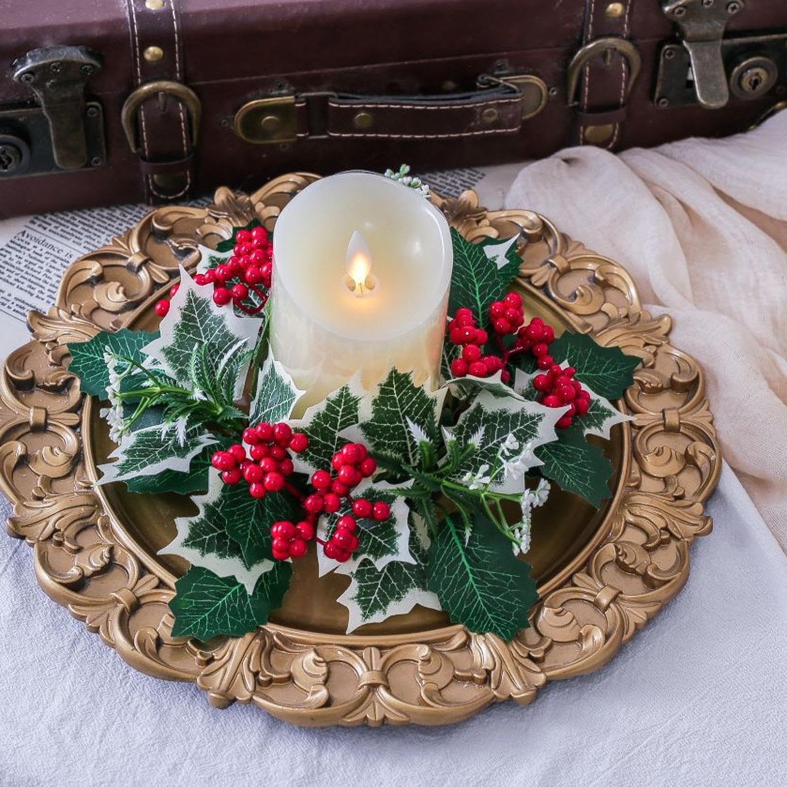 Het Vector Realistische Ornament Van Hulstkerstmis, Groene Bladeren En Rode Bessen Met Gouden Kronkelig Die Lint Op Wit Wordt Image78618928