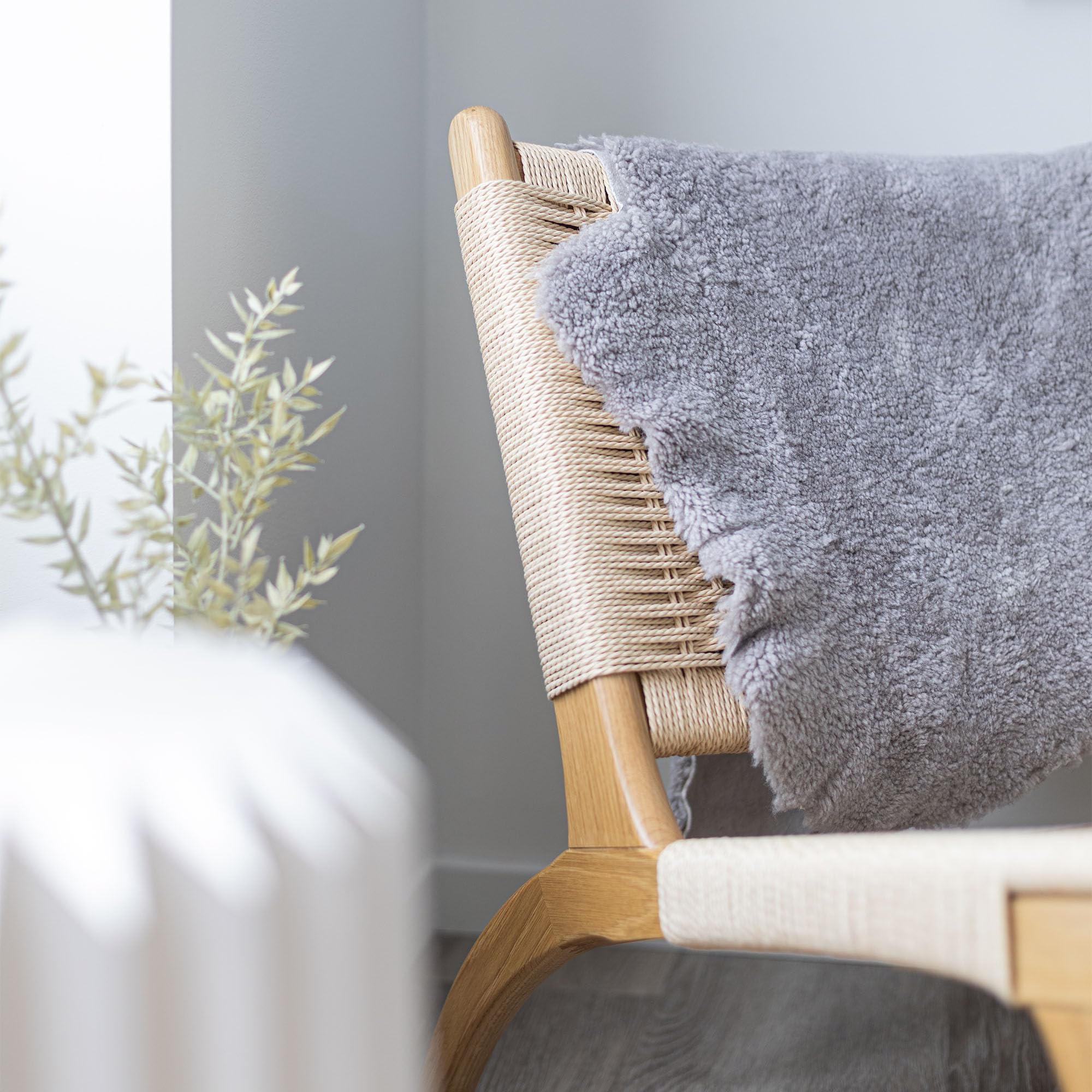 Nordic Sheep Lammfell Kurzhaar Echt Teppich 90x60 cm, Hellgrau | Echtes Lammfell, jedes Stück ein Unikat der Natur, ideal für Sofa, Stuhl & Esstisch, viele Farben