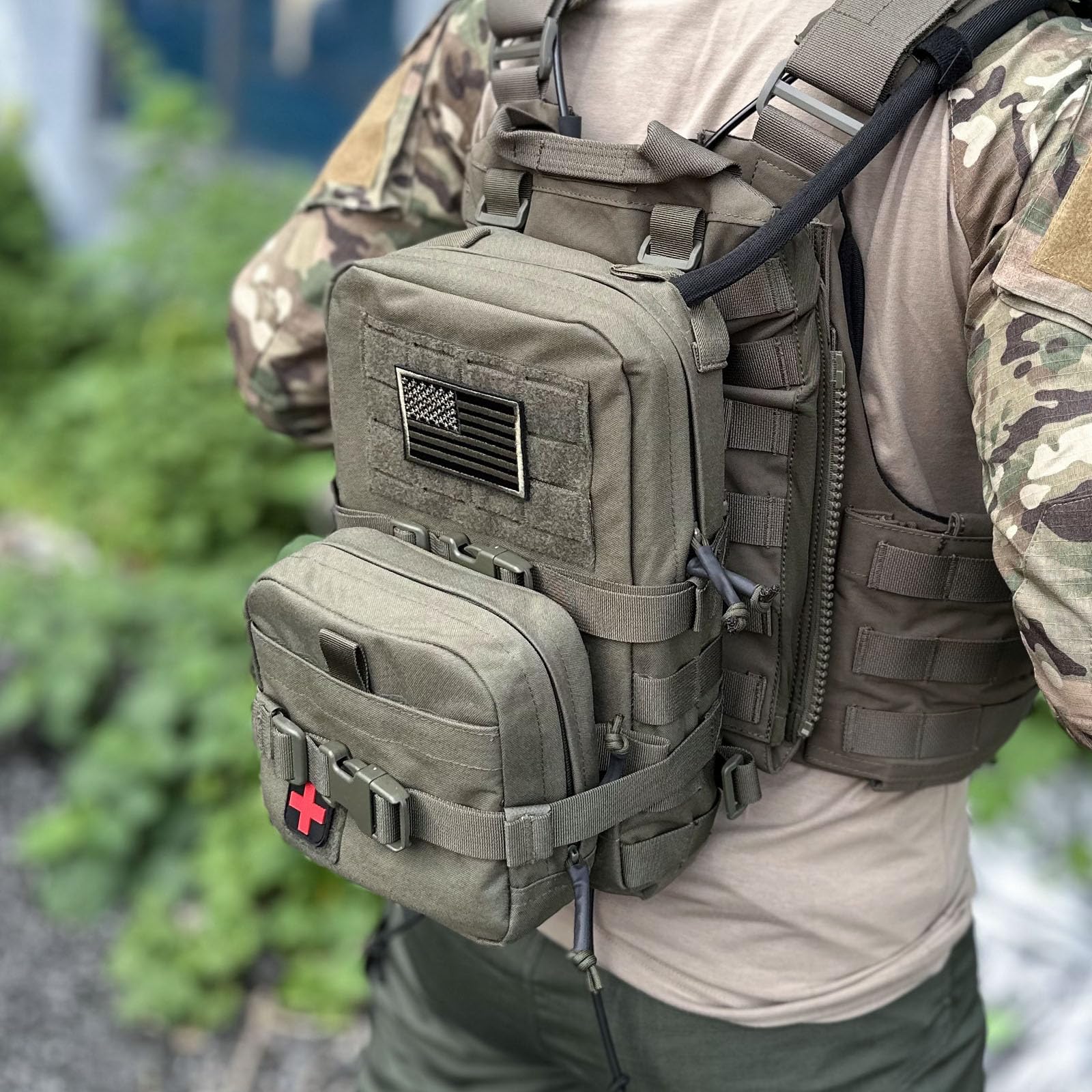 Taktischer Mini-Molle-Trinkrucksack, Molle-Trinkträger mit IFAK-Tasche & US-Flagge & Med Patch, Hydropack für 2 l Wasserblase