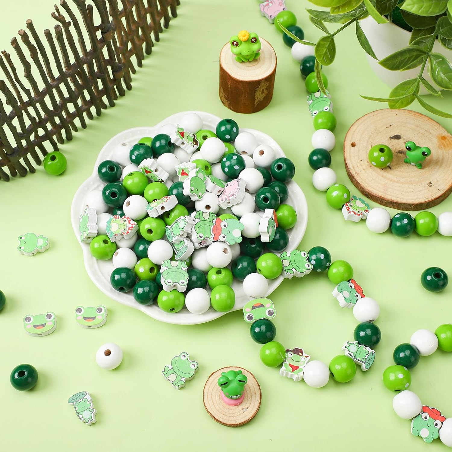 Ripeng 200 Pcs Summer Frog Wooden Beads Cute Animal Wood Beads Green Frog Shaped Bead for DIY Crafts Garlands Home Decorations Key Chains Macrame Crafts Bracelet Jewelry Making - Image 3