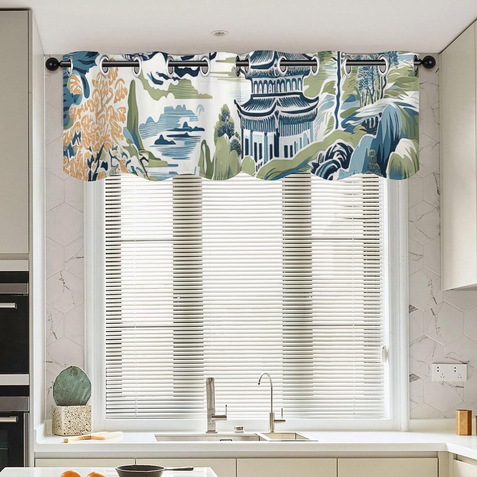 Cantonnières de cuisine motif chinois pour habiller les fenêtres hautes sans assombrir