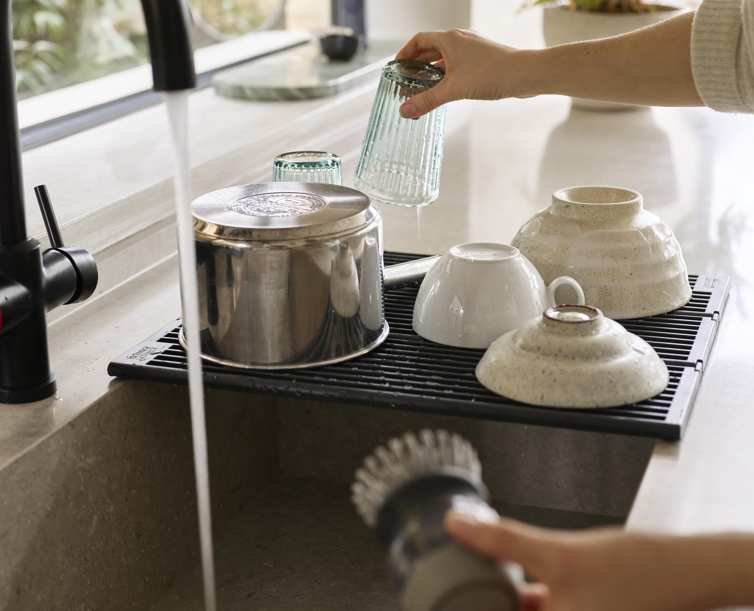 Image secondaire de Égouttoir Pliable Joseph Joseph pour Évier - Design Compact et Antidérapant