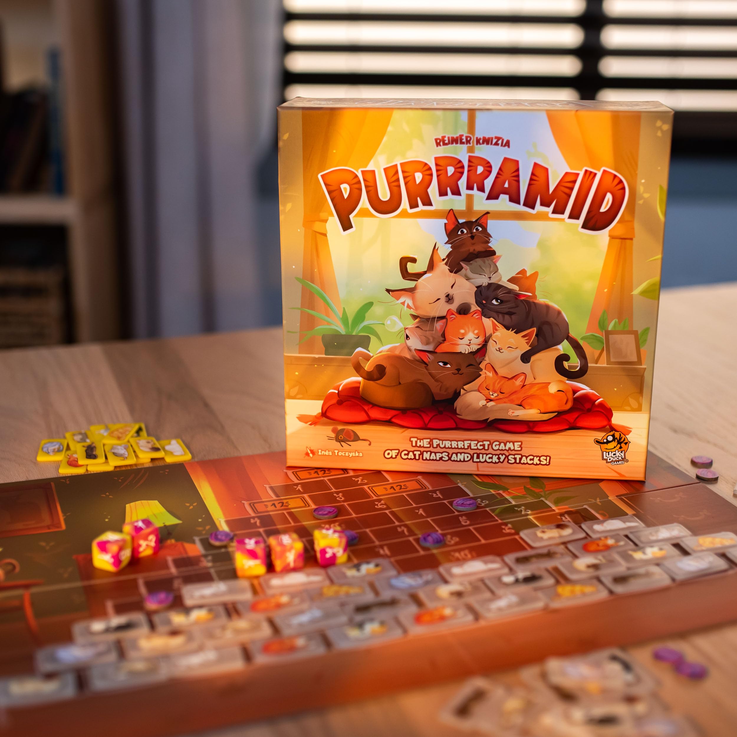 Lucky Duck Games Purrramid | Rodzinna gra strategiczna | Pomóż babci położyć kocięta do łóżka | 2-4 graczy, wiek 8+