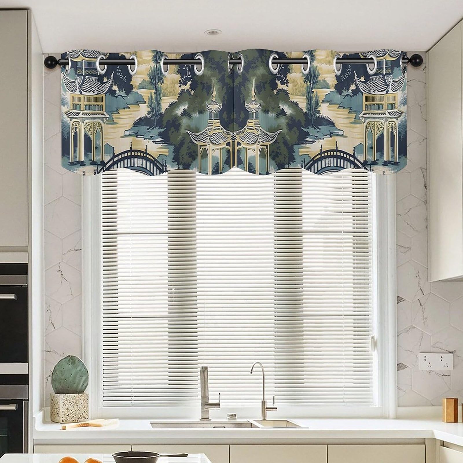 Rideaux cantonnières chinoises pour masquer le haut des fenêtres du salon et de la chambre
