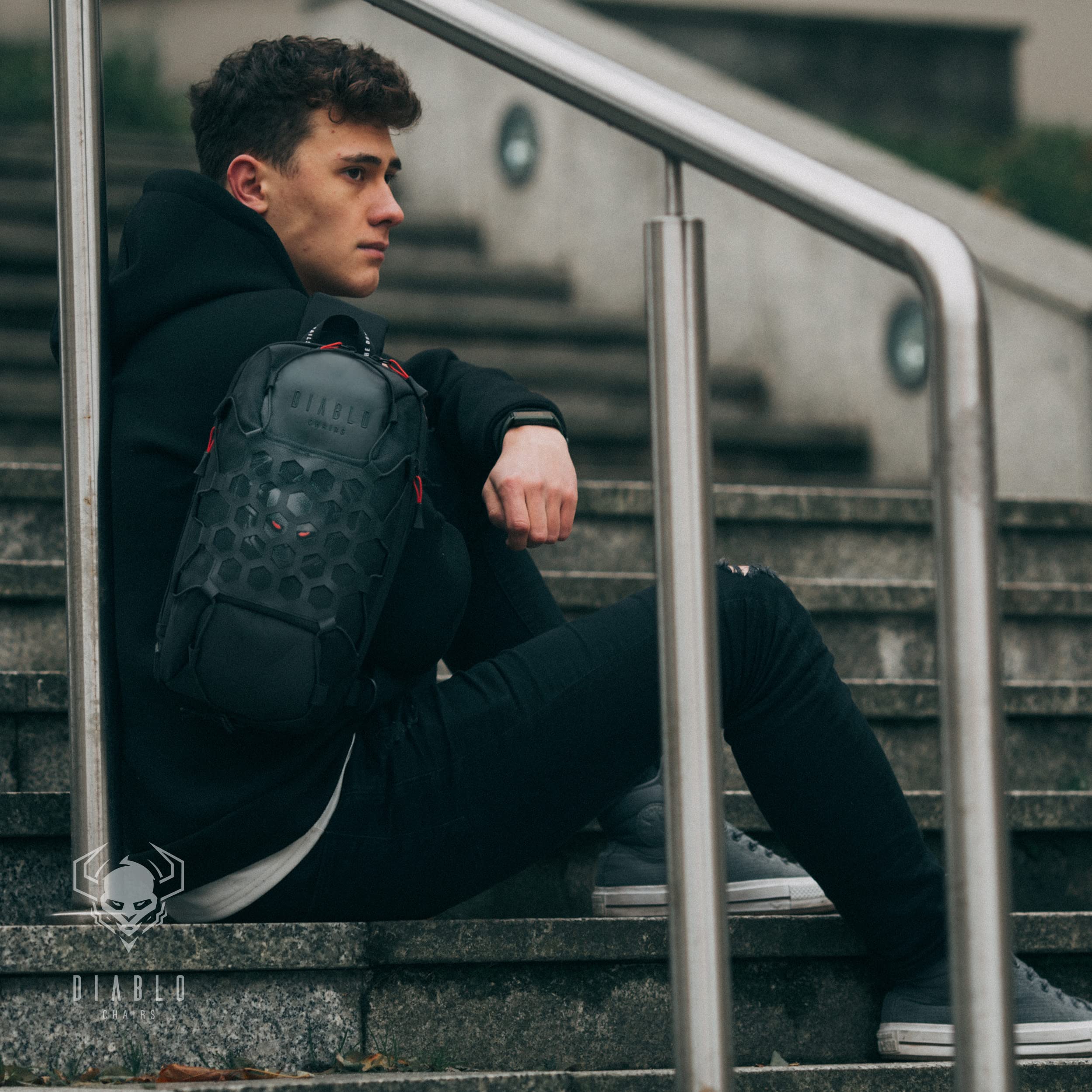 Diablo Umhängetasche Schulterrucksack Brusttasche USB-Anschluss Anti-Diebstahl Zahlenschloss für Reißverschluss 11 Taschen Wasserdicht