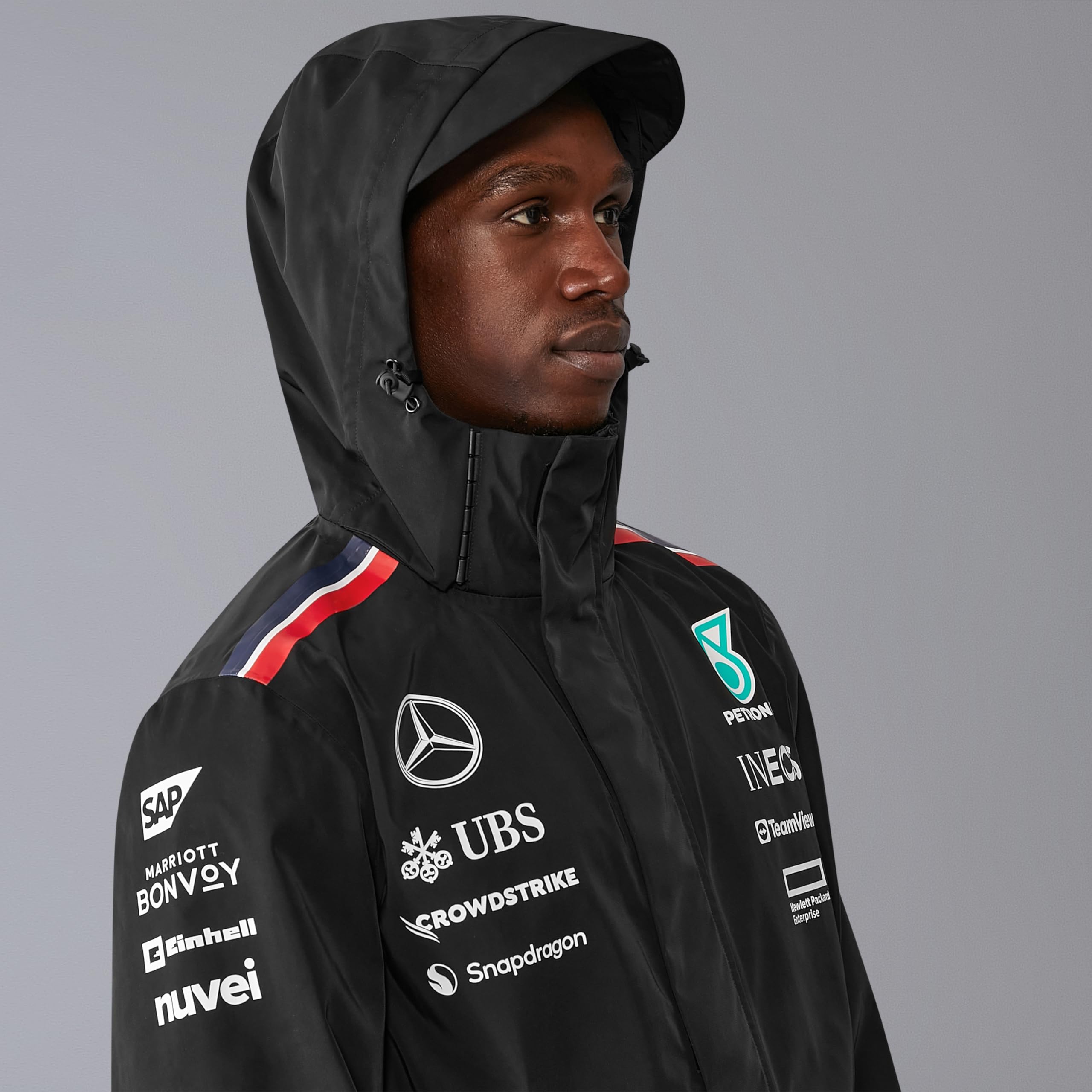 Mercedes AMG Petronas Veste de pluie F1 2024 Team pour hommes - Noir - Taille: M