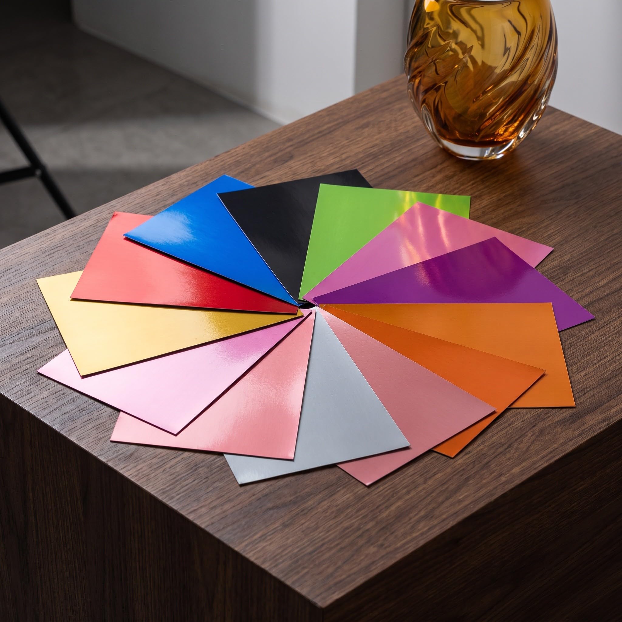 Gatuida 50 fogli di cartoncino metallizzato glitterato, 10 colori, 21,6 cm | 10 colori, superficie lucida a specchio su un solo lato, fogli riflettenti scintillanti formato A4, per principianti, amanti