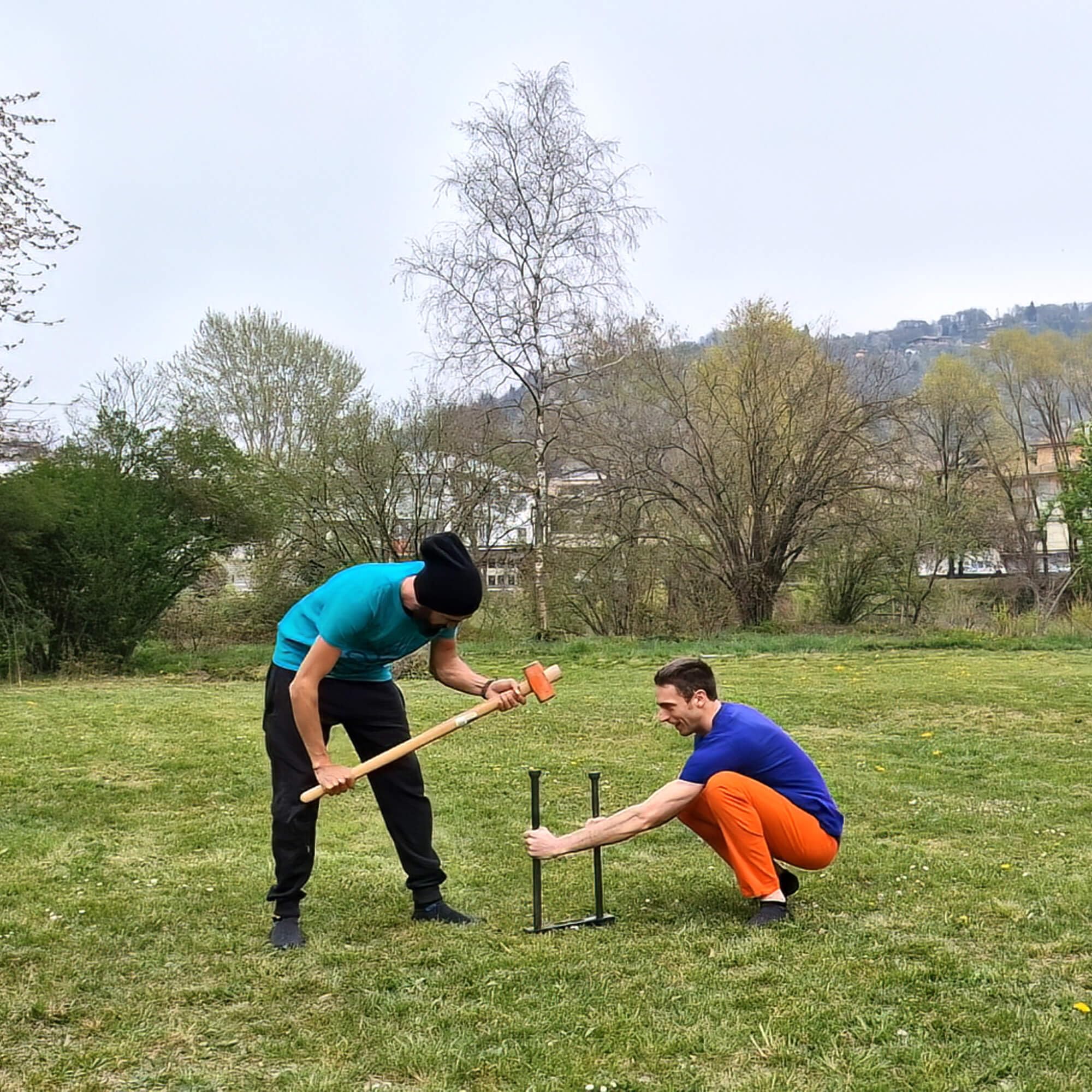 Kit d'extérieur personnalisé Slackline pour débutants - pour Utilisation sans Arbres - Comprend : 1 Ligne, 2 tréteaux, 2 plaques, 4 Clous et Manuel - Kit de 20 mètres