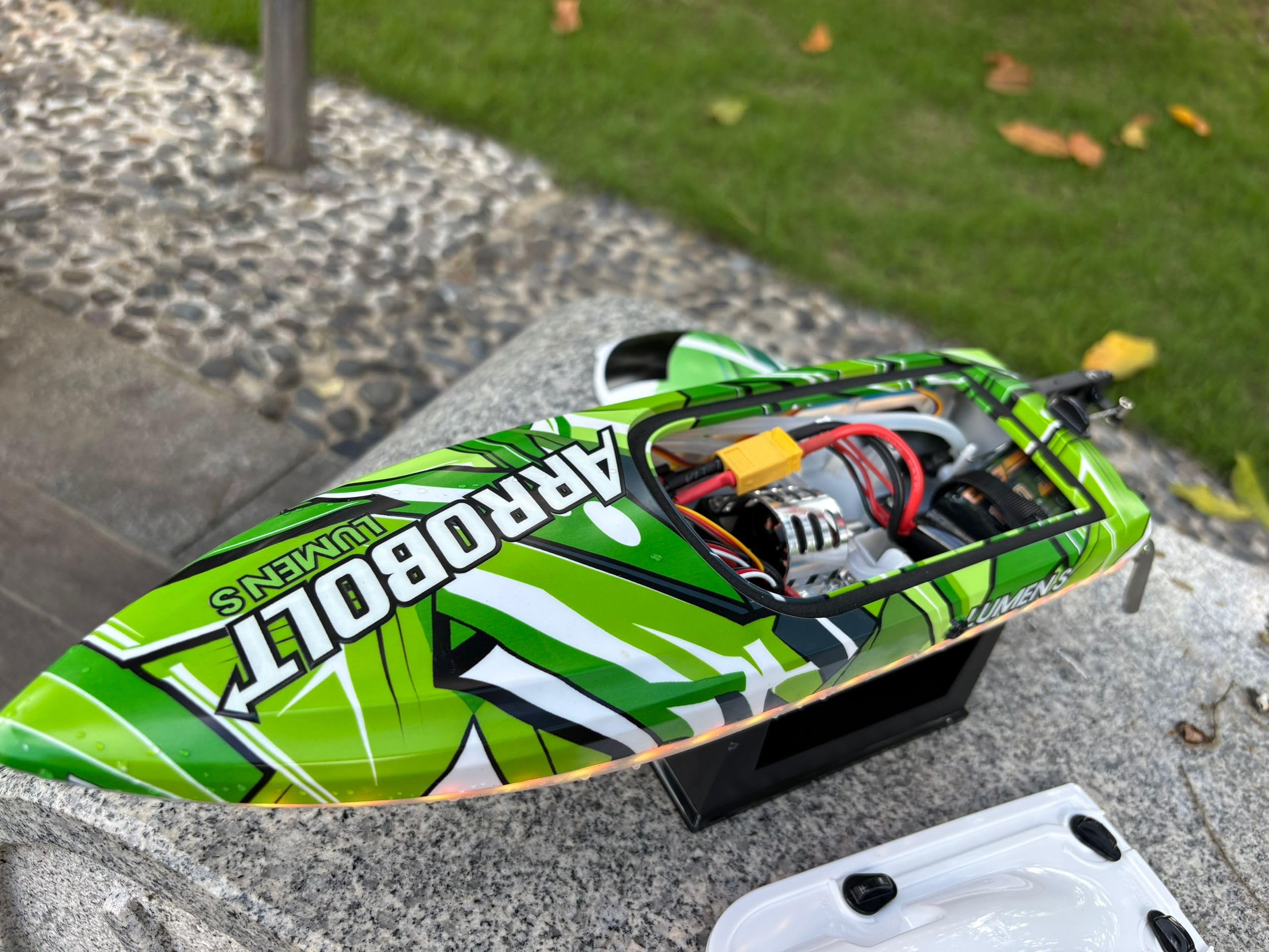 Motoscafo con telecomando ad alta velocità, 45 km/h, acceleratore proporzionale, 2,4 G, motore brushless, telecomando Yacht, scafo da 45 cm, adatto per gli appassionati di adulti (verde o rosso