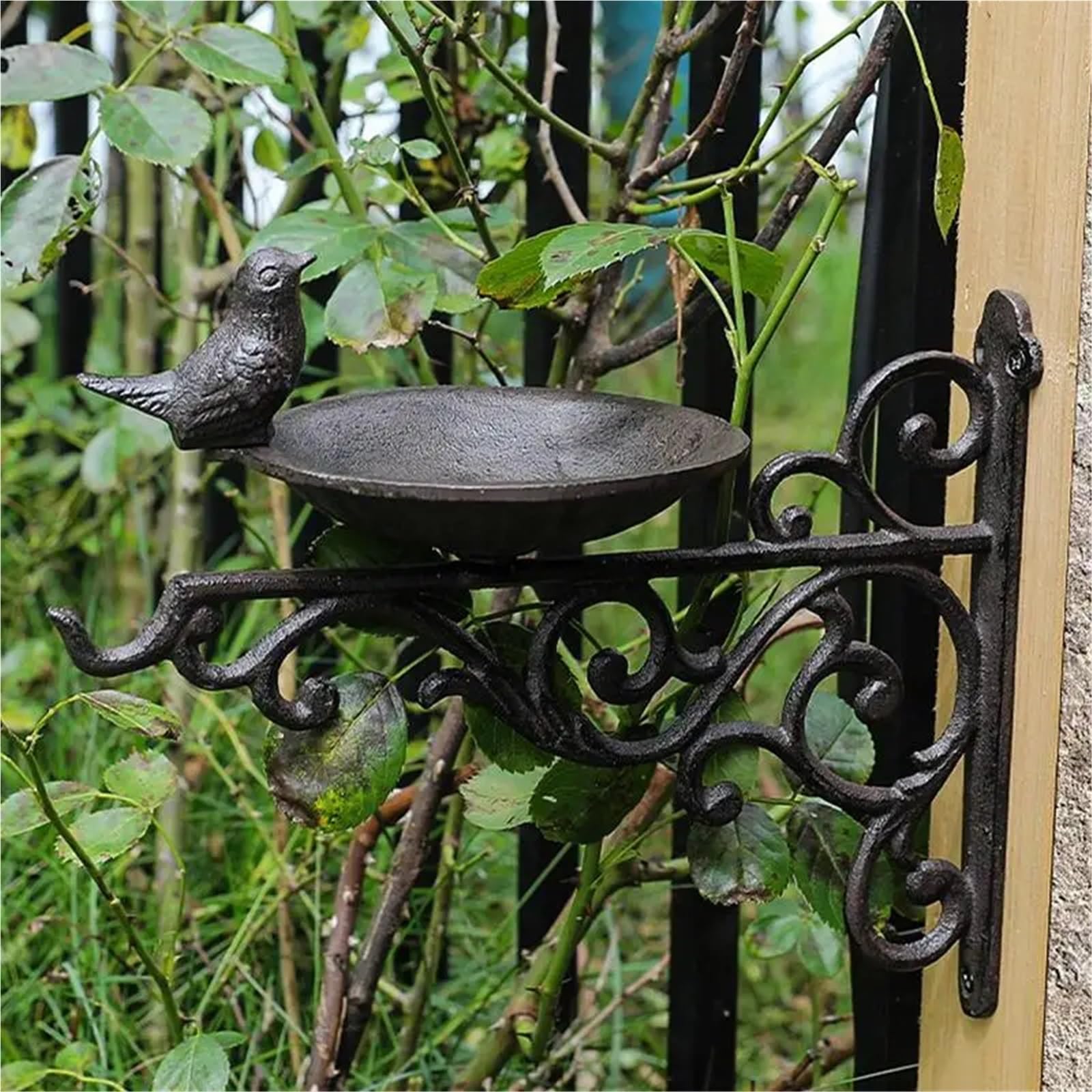 Vogeltränken Wandmontiertes Vogelbad, dekorativer Vogelfutterspender aus Gusseisen, Gartenornamente, Nüsse, Mehlwürmer, Wasserschale, Korbhalterung mit Vogel