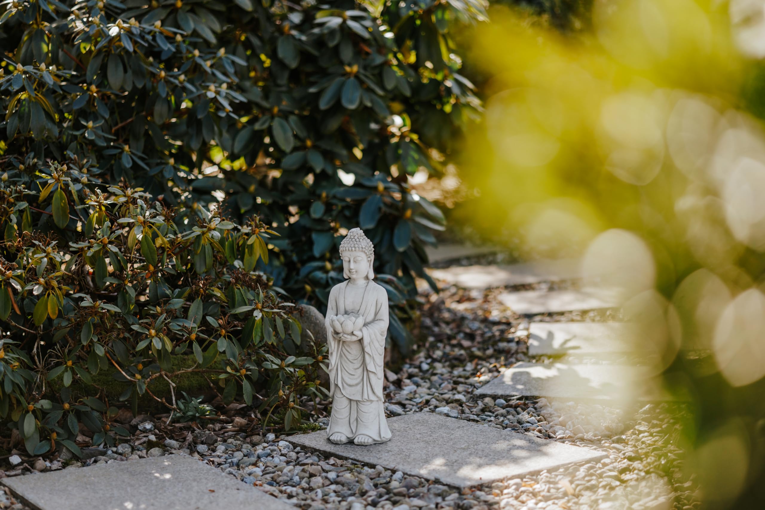 gartendekoparadies.de Buddha Statue aus Steinguss mit Lotusblüte, Grau, 45 cm, 7 kg, Frostsicher, für Garten und Innenbereich