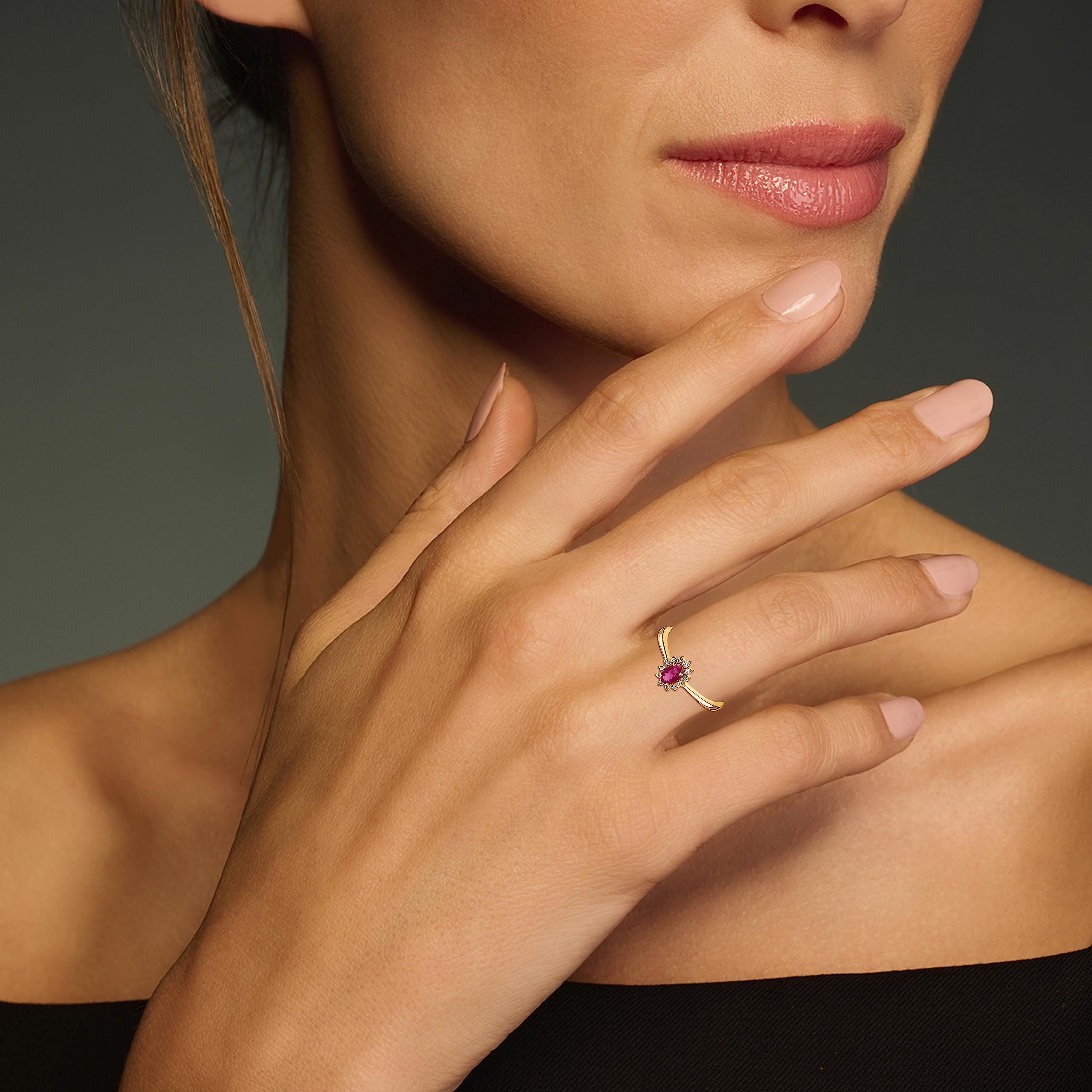 MIORE Joyas Mujer Anillo de compromiso con flor de diamante de 0,07 quilates con piedra natal de rubí rojo ovalado natural rodeado de 12 diamantes brillantes anillo clásico de oro amarillo de 9