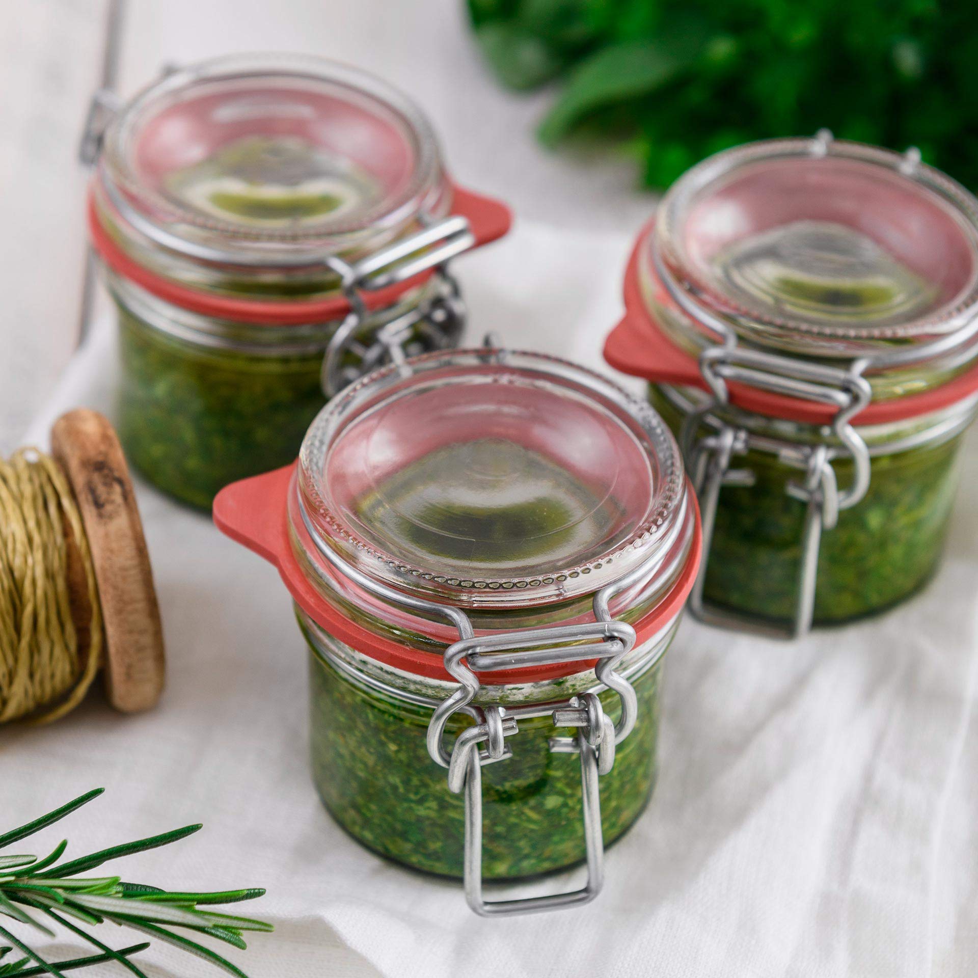 Dr. Oetker Einmachgläser mit Bügelverschluss 135 ml, Vorratsglas mit Trichter, Glasheber für luftdichte Marmeladengläser, vielseitiges Einweckglas (Farbe: Transparent/Rot/Grau), Menge: 1 x 8er Set