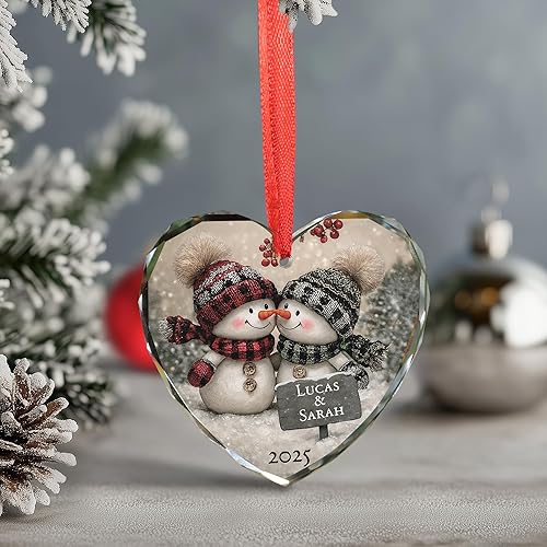 Miniatura 3 de Noni Adorno personalizado de cristal de corazón para parejas, nombres personalizados impresos y año 2025, muñeco de nieve para parejas, recuerdo de