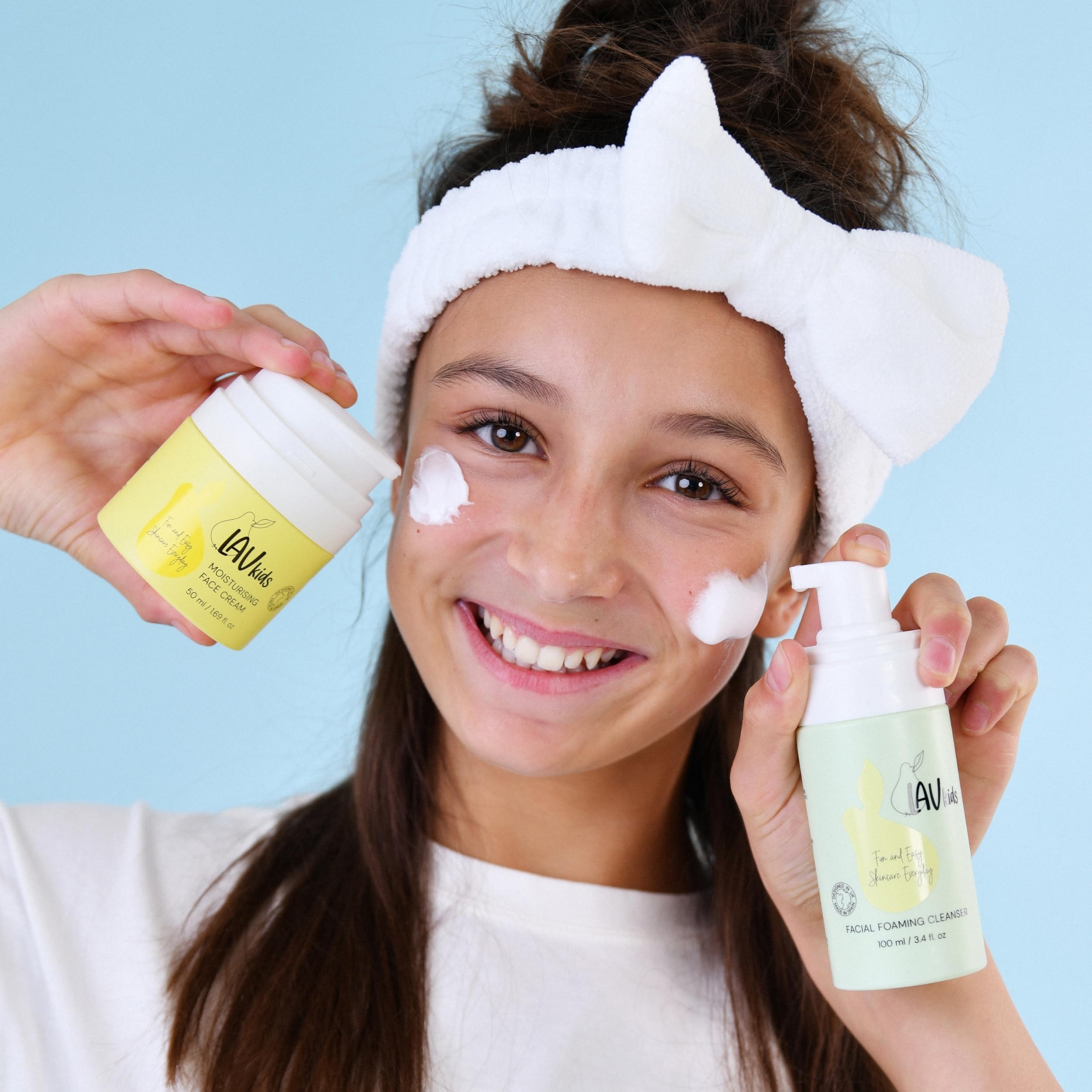 LAV KIDS 3-częściowy zestaw do pielęgnacji skóry dla dzieci, pianka do czyszczenia 100 ml, krem do twarzy 50 ml, ochrona przed słońcem LSF 50 50 ml, z opaską na włosy i workiem siatkowym (nawilżający)