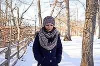 Vista 2 de Funky Junque Gorro encorvado de gran tamaño con bufanda infinita a juego.