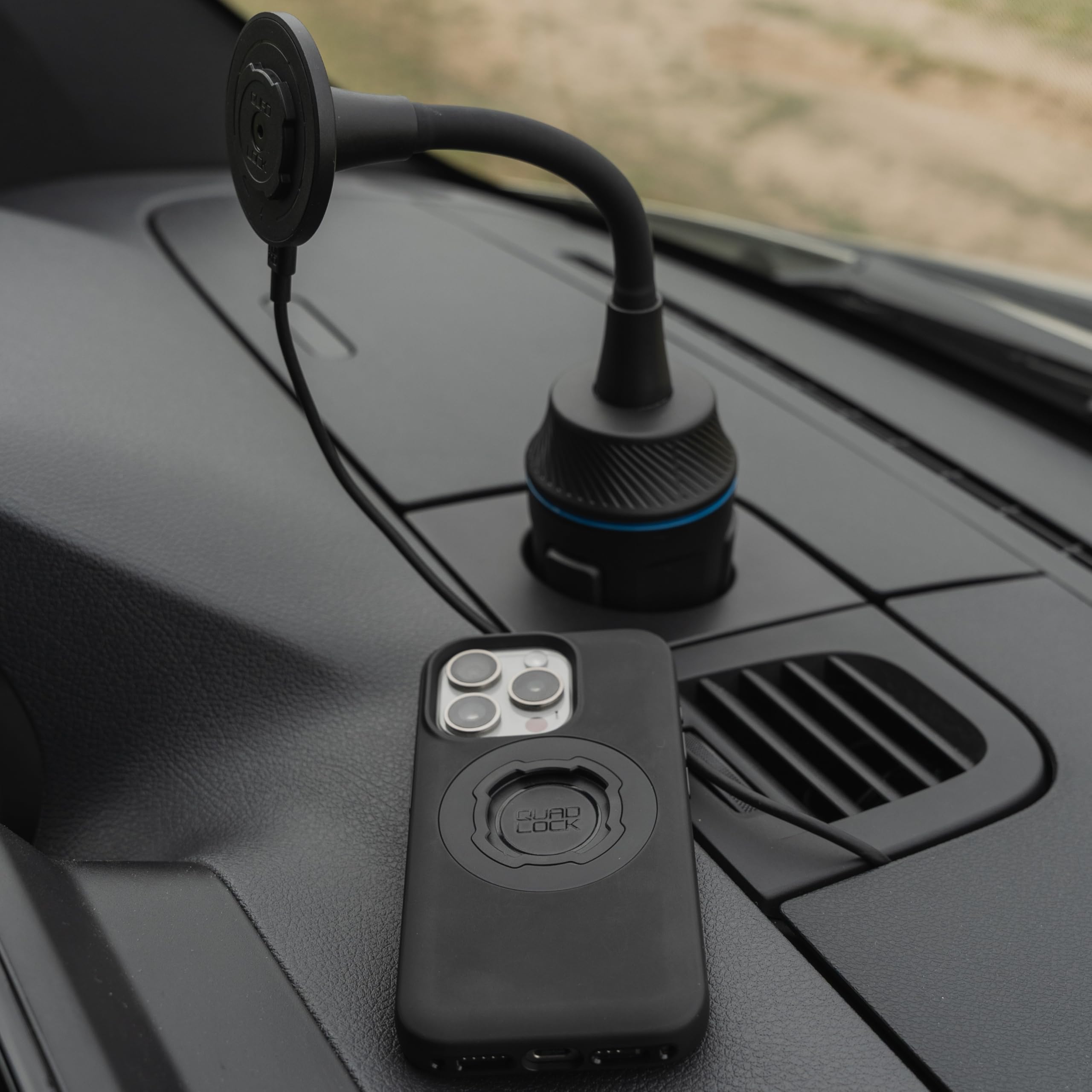 Quad Lock Support Téléphone Voiture pour Porte-Gobelet avec Étui MAG iPhone 17 Pro Max et Tête de Recharge sans Fil MAG (V2)